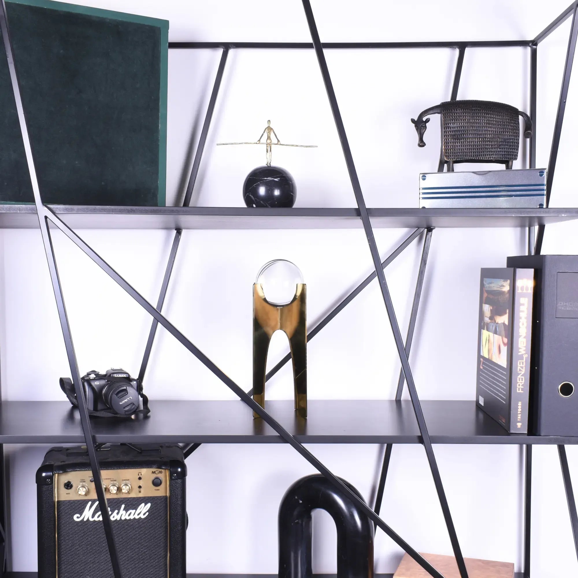 Kugeldeko - auf Goldgestell - Designobjekt mit Glaskugel Agurer gold