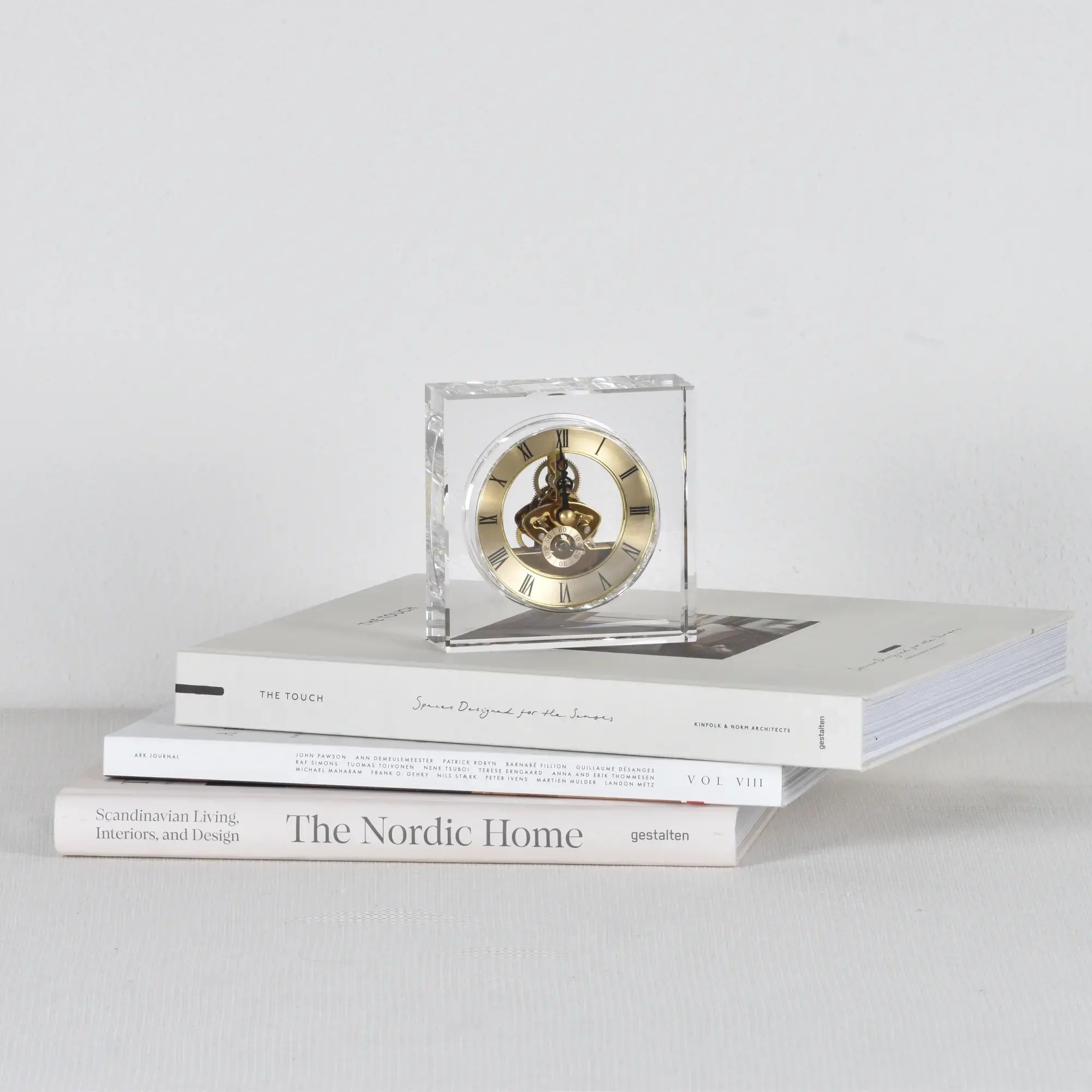 Deko-Tischuhr - klassisch - Standuhr transparent Kristalluhr Nobilis aufgestellt im Interieur