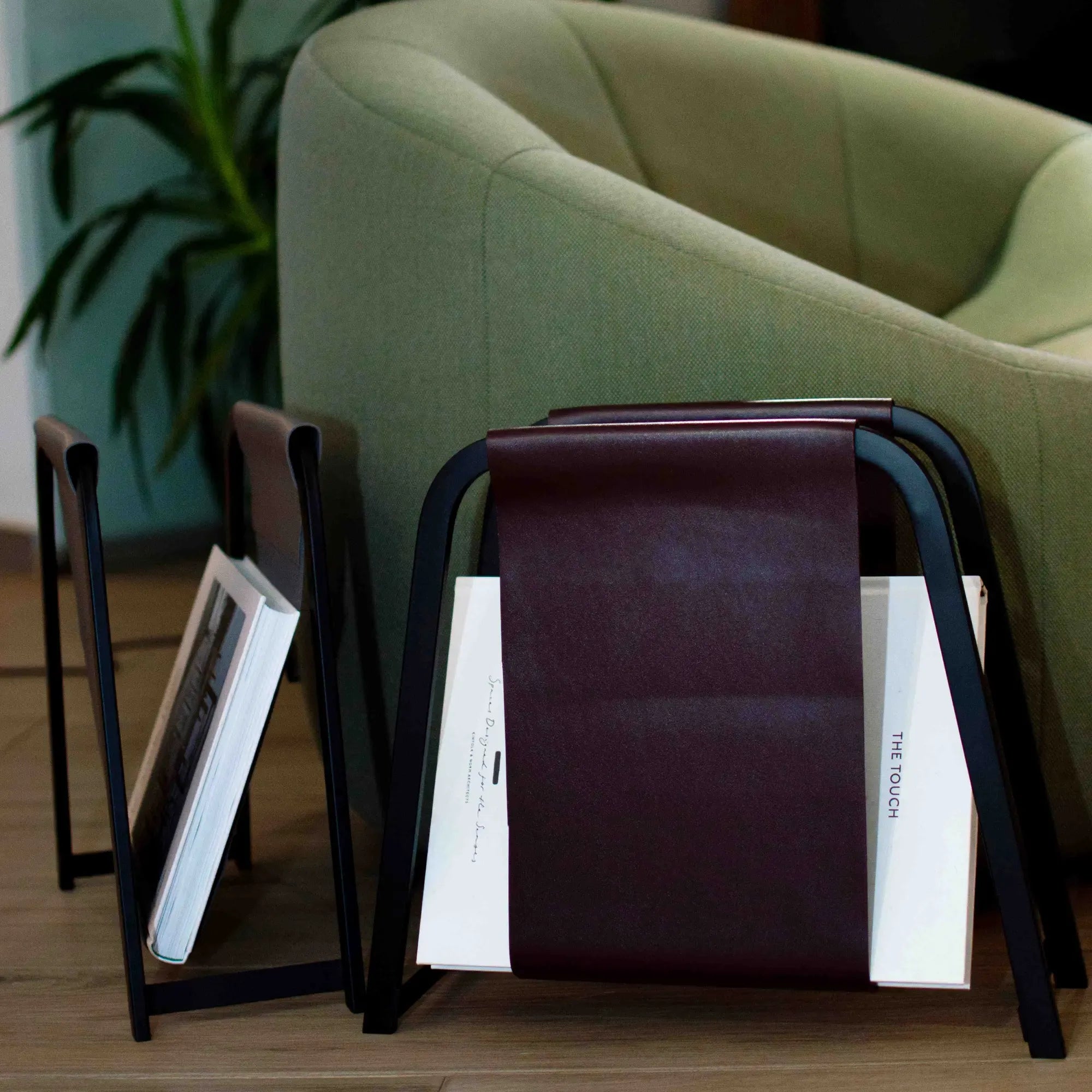 Zeitungsständer - Freistehend - Moderner Zeitschriftenhalter LireLux aufgestellt im Interieur