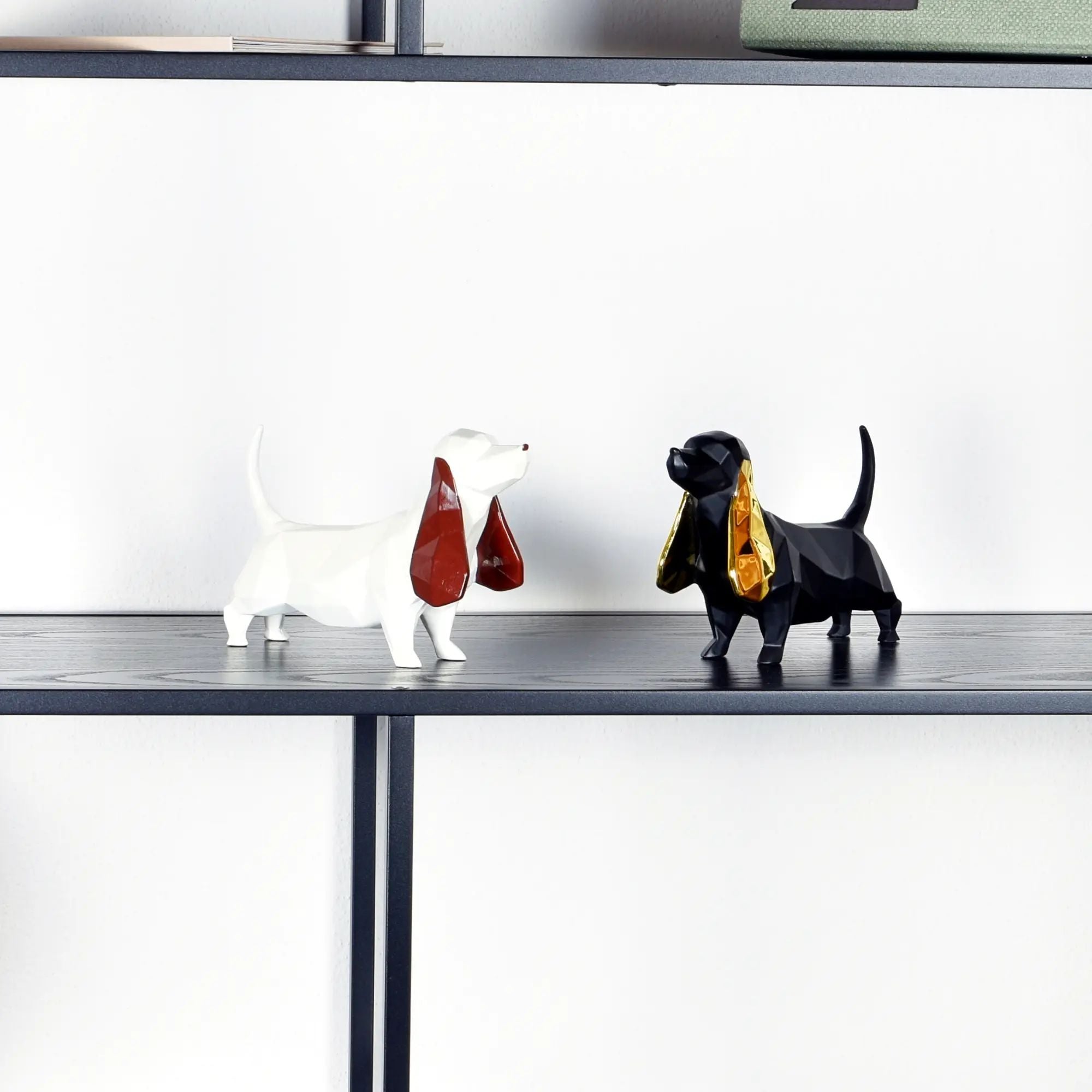 Tierfigur - Dackel - Hundfigur eckig mit Gold oder Roten ohren Teckel aufgestellt im Interieur