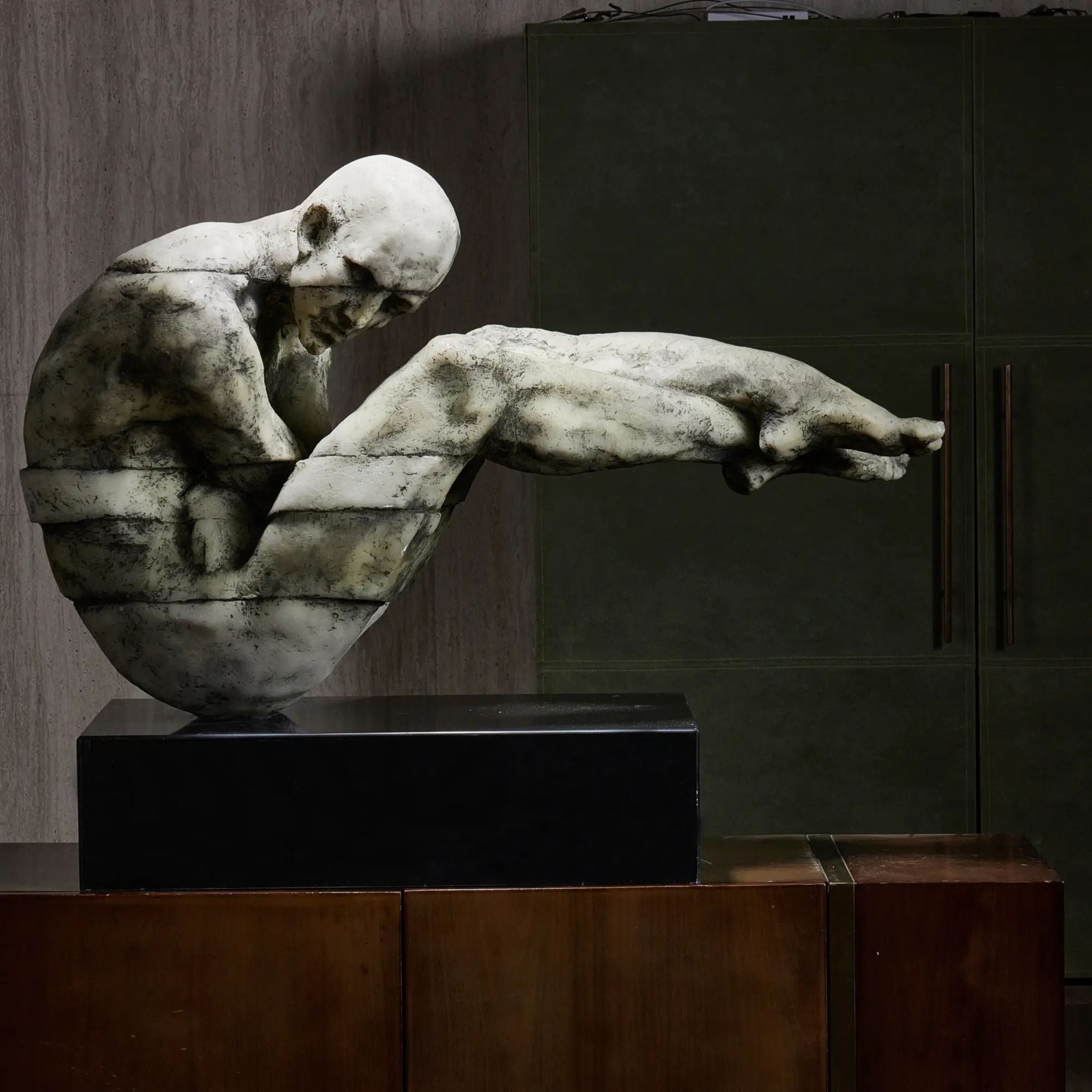 Kunststein-Skulptur - gebeugte Menschenfigur - Kunststein auf Sockel Human Arc Grau
