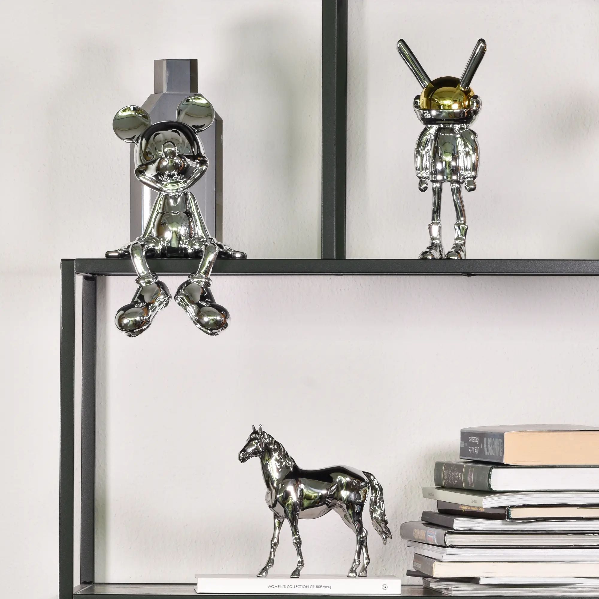 Tierfigur - Jahresfigur 2026 – Pferdeskulptur, Tier-Deko-Objekt Equus Argentum aufgestellt im Interieur