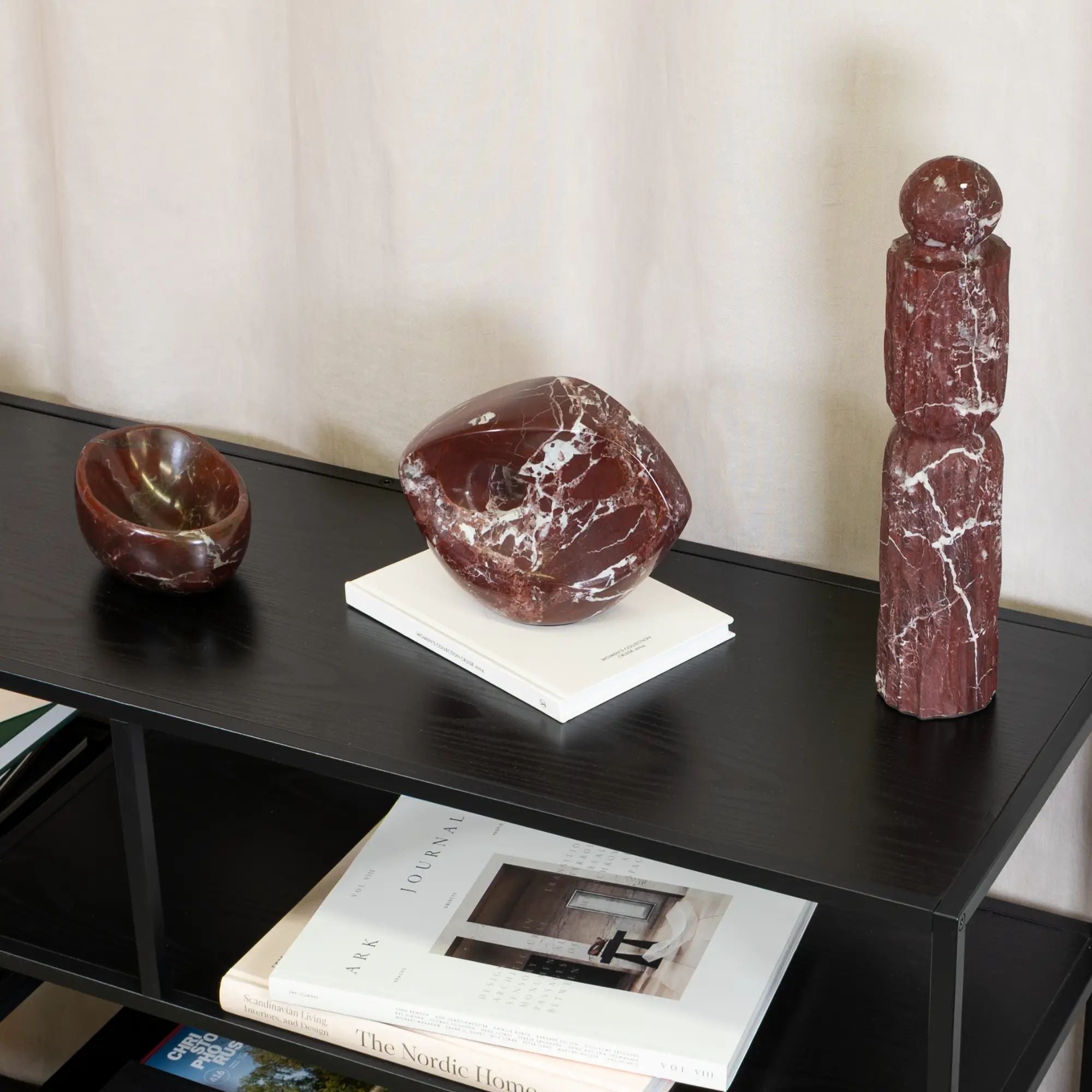Dekoobjekt - Steinskulptur Geometrische Reliefsäule Axis Marmoris aufgestellt im Interieur
