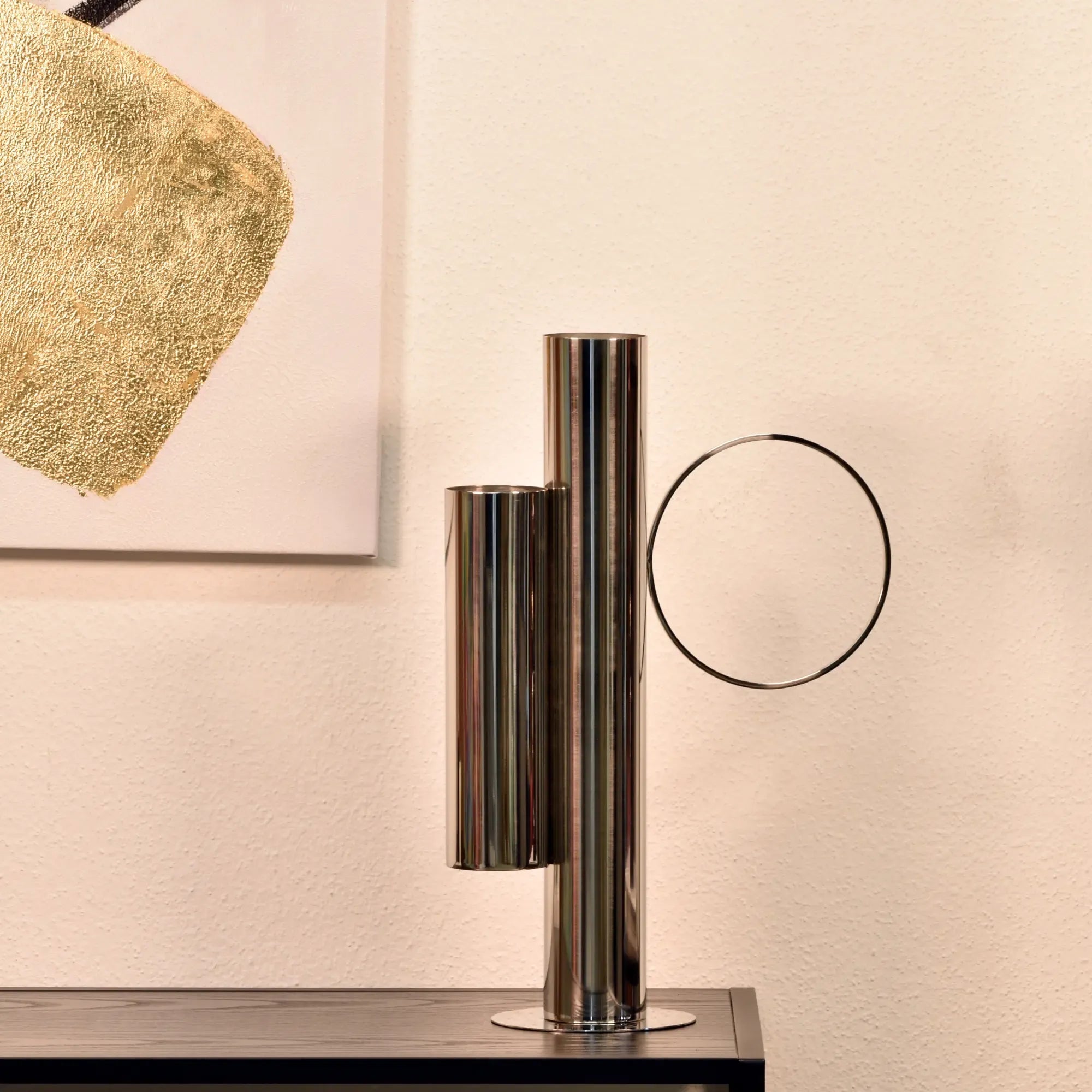 Edelstahvase - Moderne Dekovase in skulpturaler Form - Architektonische Standvase Gemini Anello aufgestellt im Interieur