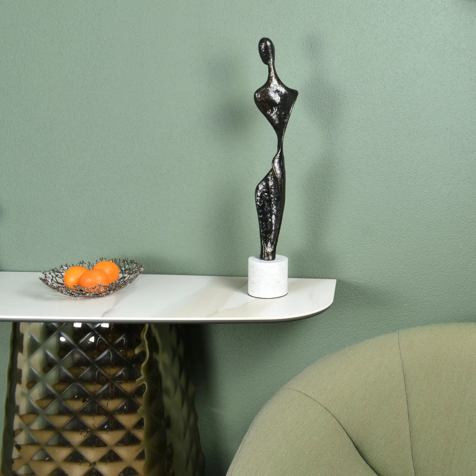 Dekoskulptur - Stahl-Skulptur - Moderne Statue elegante Damenfigur Figura Eleganza aufgestellt im Interieur
