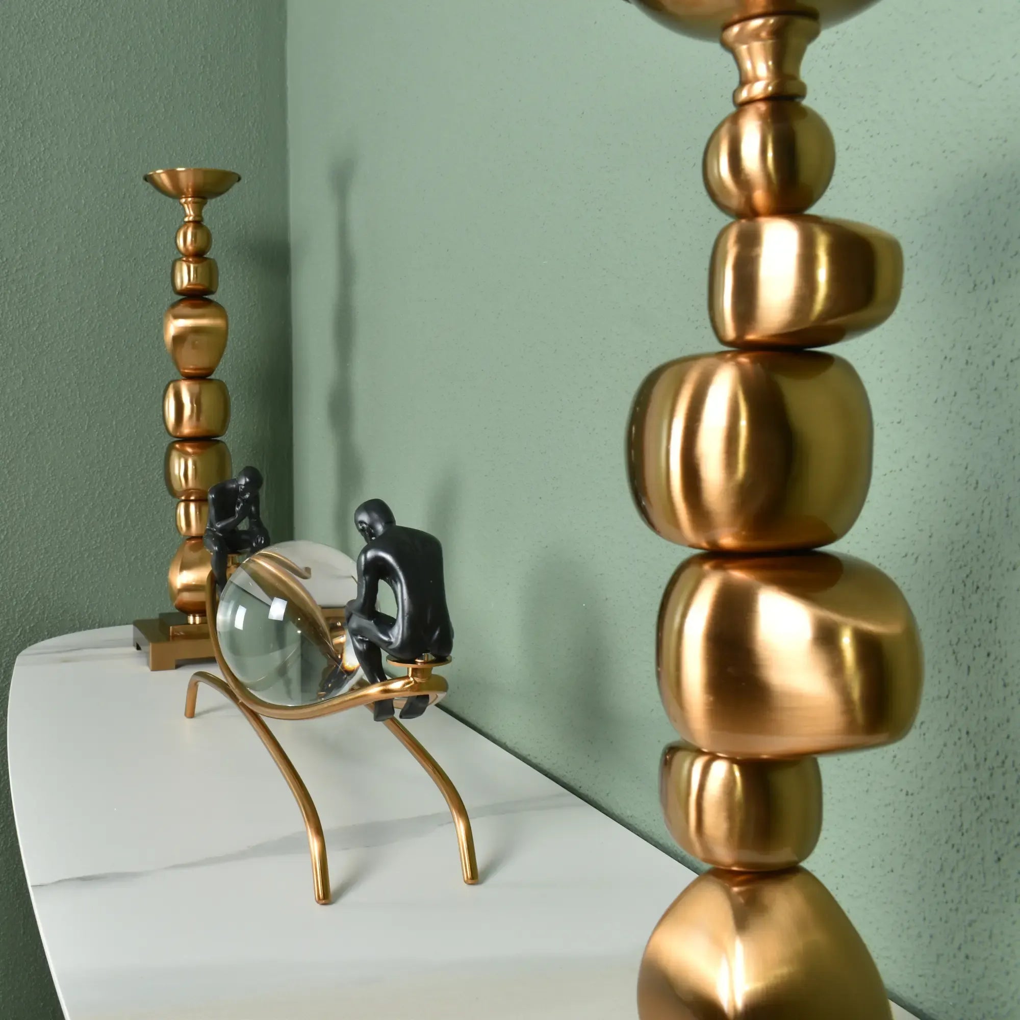 Dekofigur - Zwei Denker mit Glaskugel - Abstrakte Dekoskulptur Rodin Equilibre Antikgold