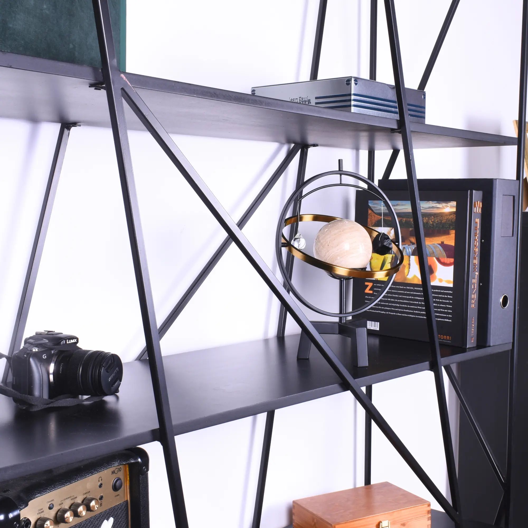 Dekoobjekt - Atmosphere Tisch-Globus - Moderne Abstrakte Dekokugel AstraCosmo schwarz, gold