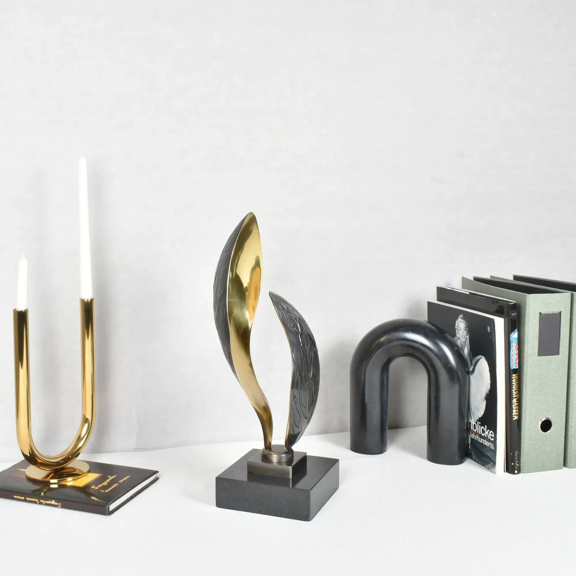 Skulptur - in Blätterform - Kunstobjekt hochglanz Metallskulptur Fogli aufgestellt im Interieur