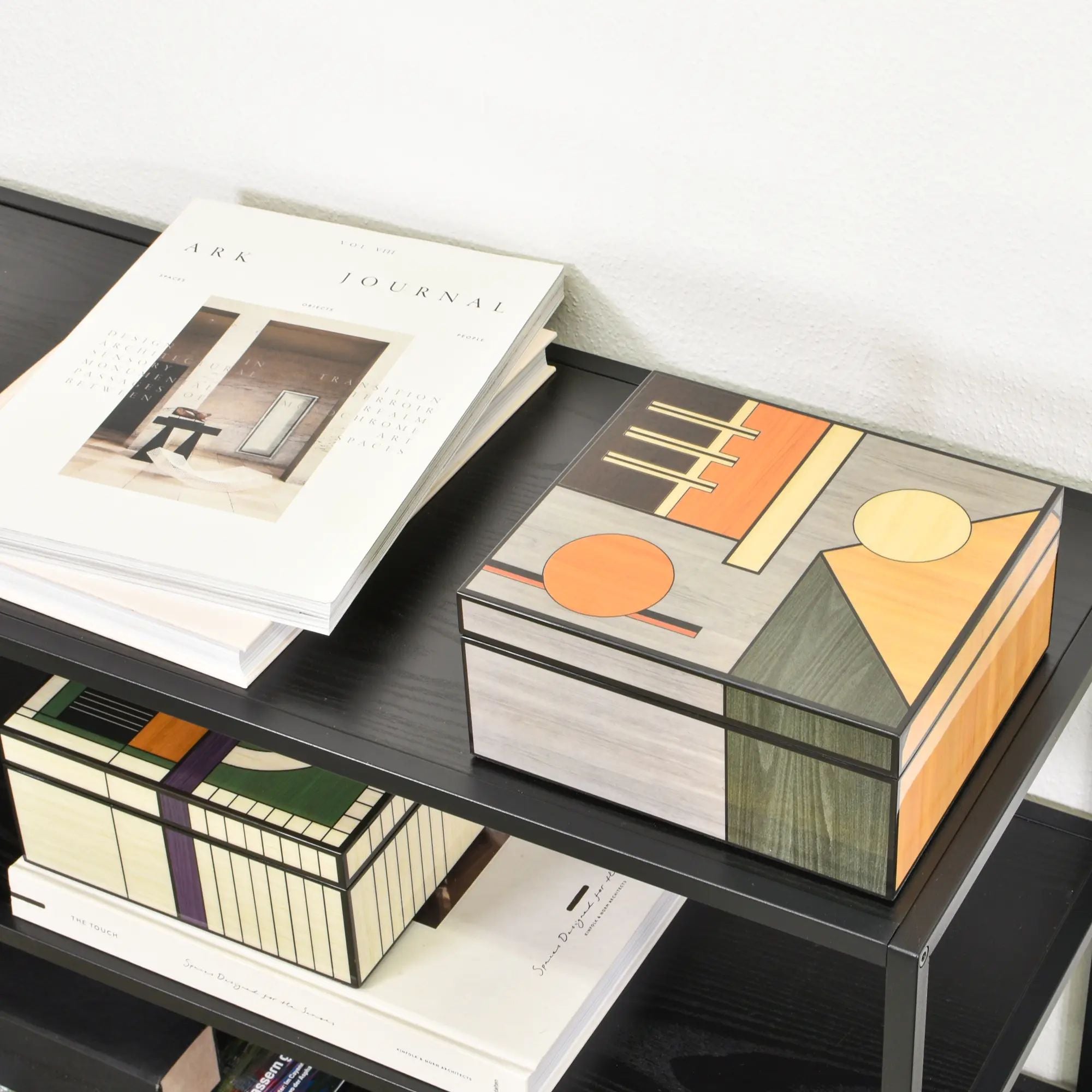 Schmuckbox - Art-Deco-Schmuckkästchen – Edelholz-Intarsien Accessoire-Box – Schmuckdose Orfeo aufgestellt im Interieur