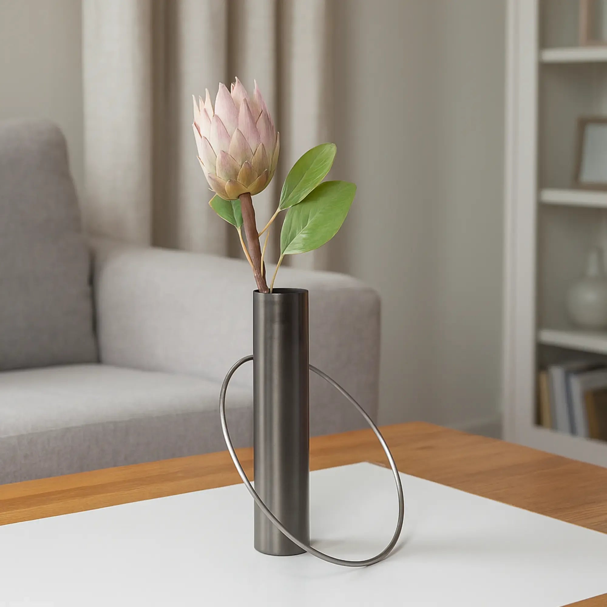 Tischvase - Zylinderform - Design Dekovase Metallvase mit Ring Équi aufgestellt im Interieur
