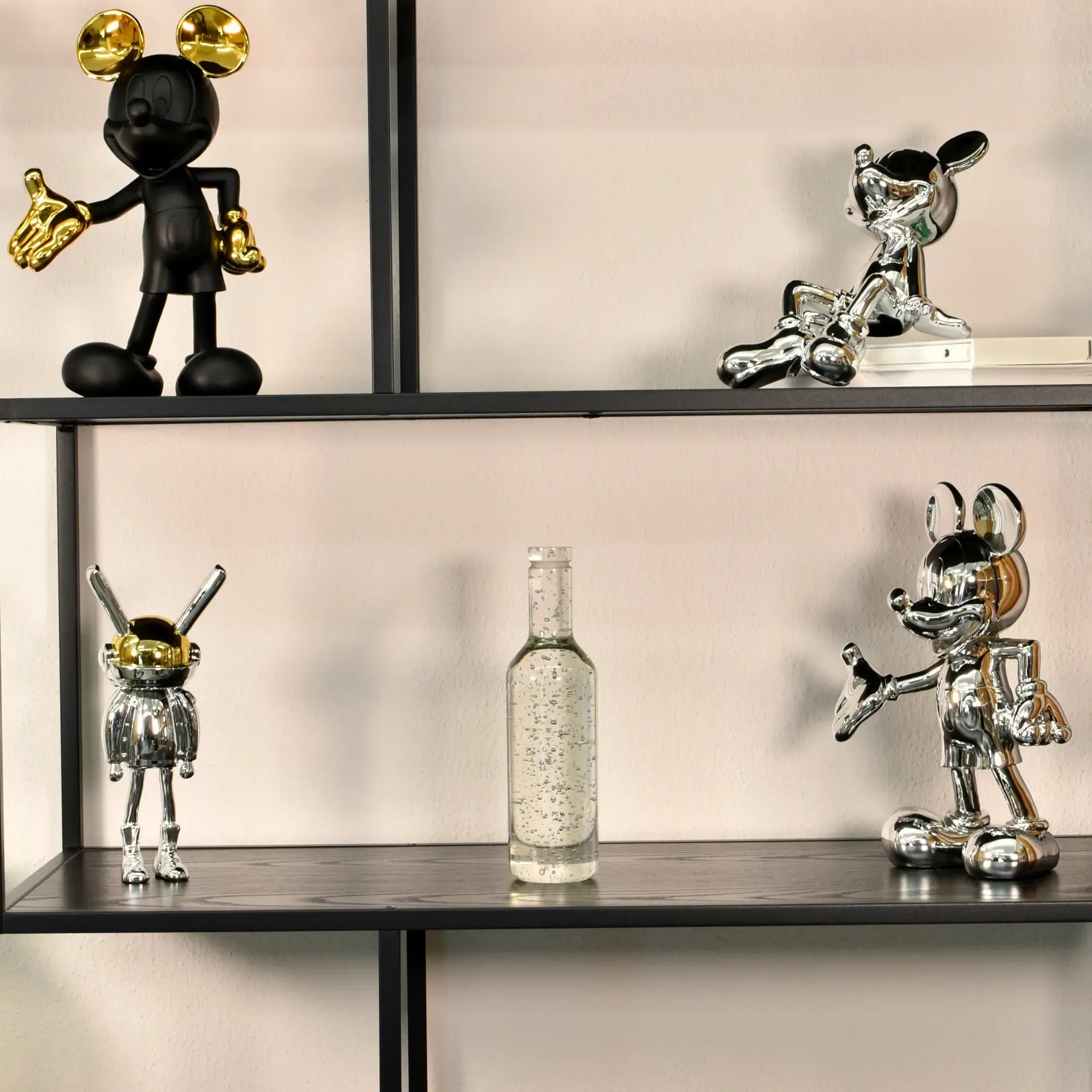 Dekoobjekt - Deko Kristallflasche - Skulpturale Kristallflasche Ampulla Aeria aufgestellt im Interieur