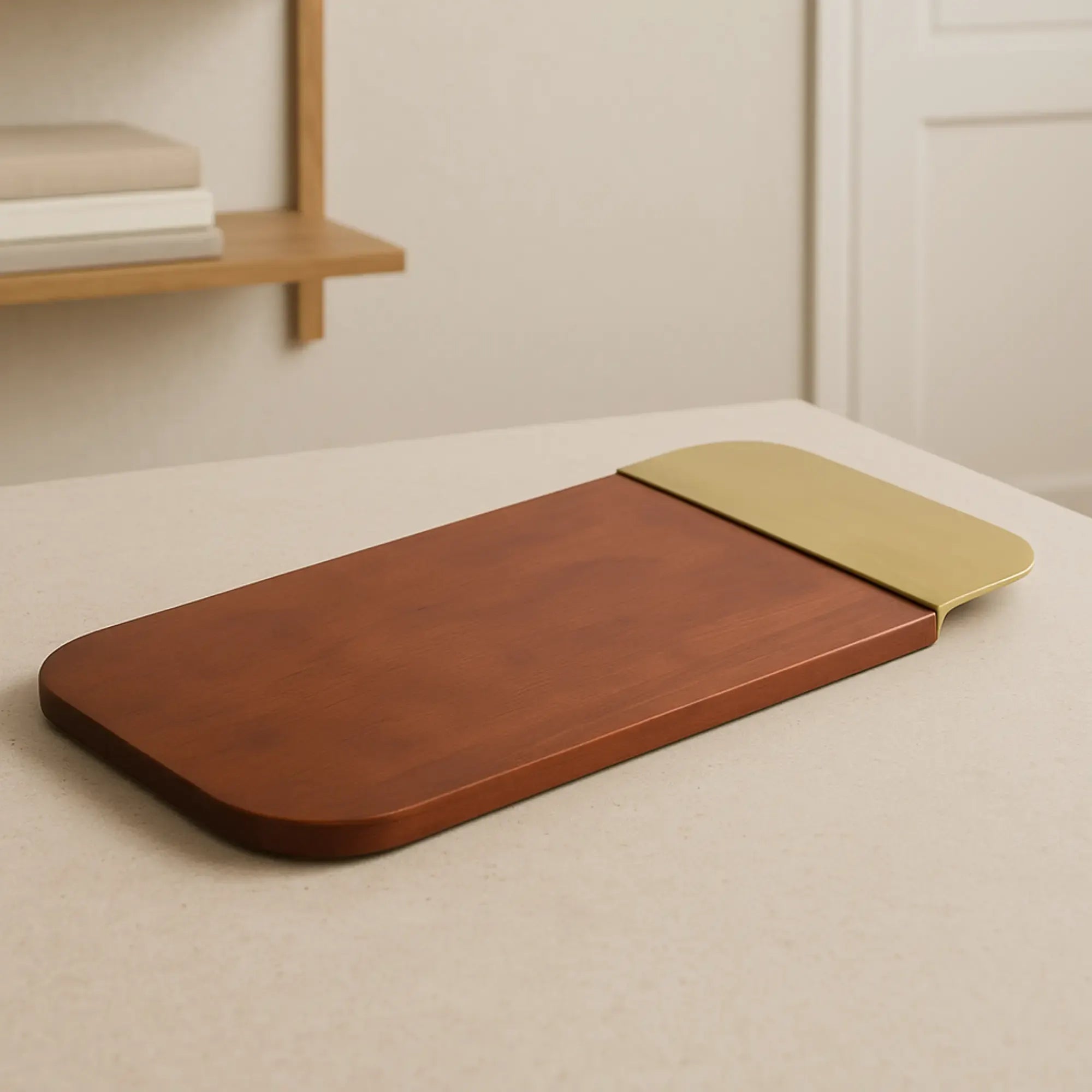 Tablett - Holztablett mit Edelstahlgriff - Edles Servier-Plateau Walnuss Aurum Noce aufgestellt im Interieur