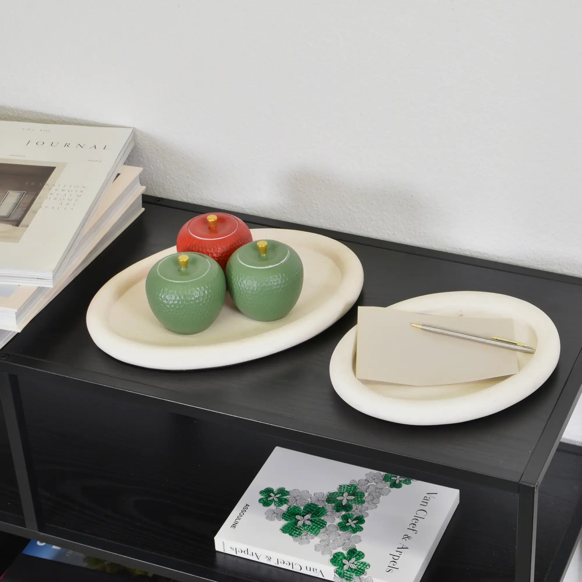 Tablett - Serviertablett Puristisch – Dekoteller im Doppel-Set – Ablage-Schale Alba Duo aufgestellt im Interieur