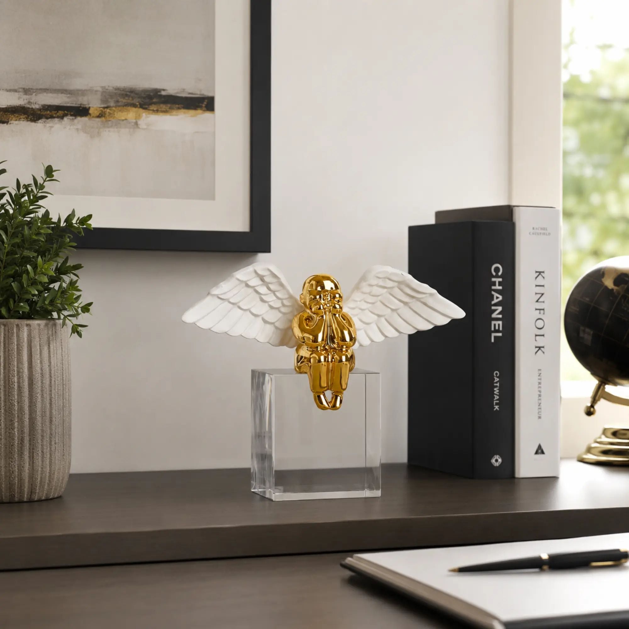 Engelfigur - Skulptur Schwebender Engel – weiß-goldene Keramikfigur auf klarem Acrylsockel – Angélus Aureus Nan