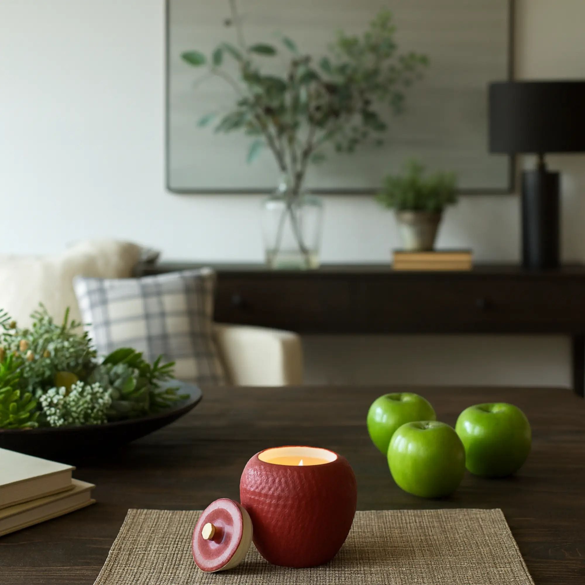 Duftkerze - nachaltige Kerze in Keramik-Dose Apfelform - Aromakerze Apfel aufgestellt im Interieur