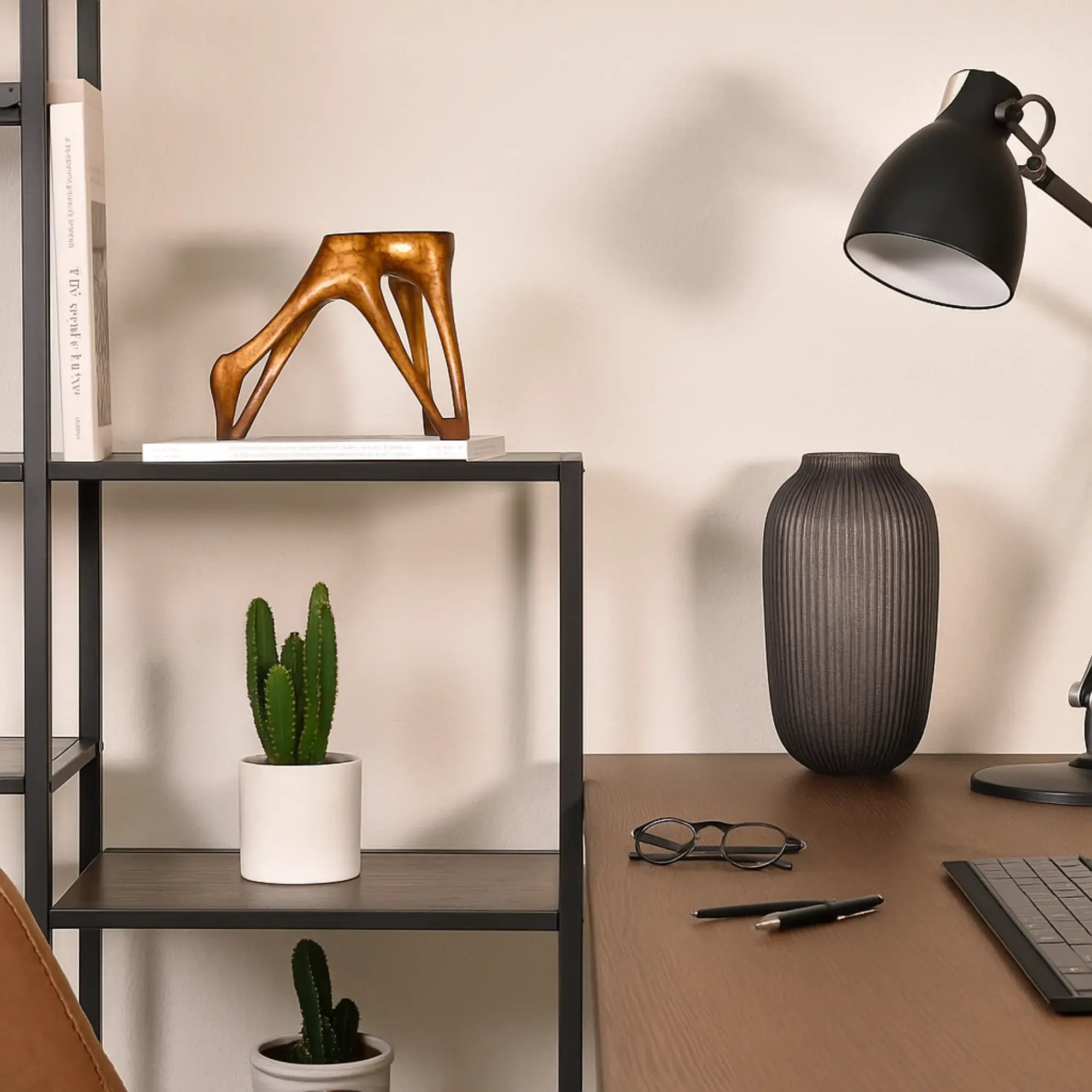 Tierfigur - Skulptur Pferde-Form – Abstrakte Tierstatue Designobjekt Arachne aufgestellt im Interieur