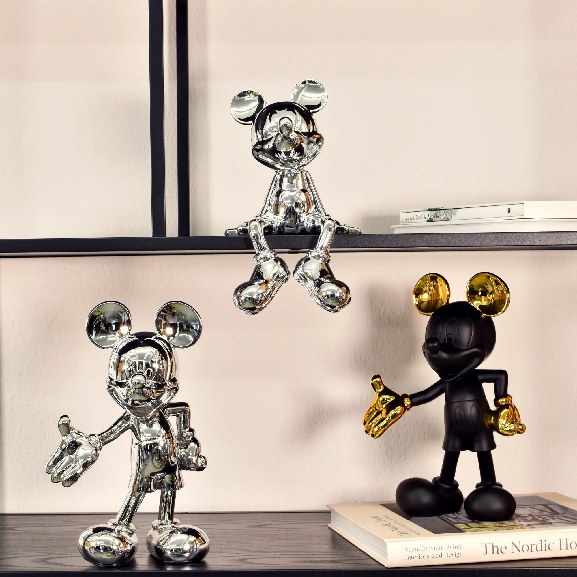 Zeichentrickfigur - Lachender Goldener Micky Maus Sammlerstück - wel.Mickey Mouse aufgestellt im Interieur