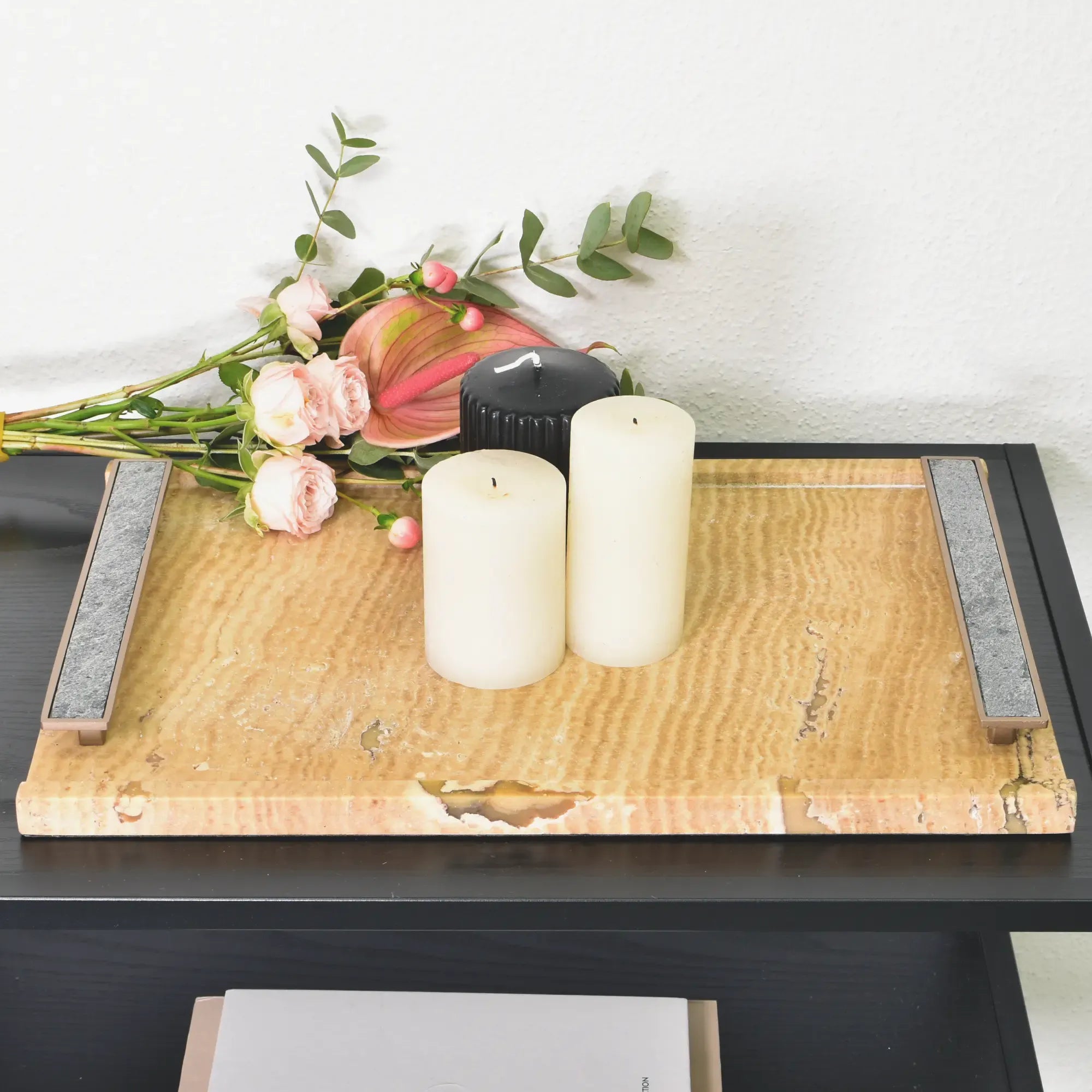 Tablett - Naturstein mit Metallgriffen - Serviertablett – Rechteckiges Marmortablett Servierplatte Aurea aufgestellt im Interieur