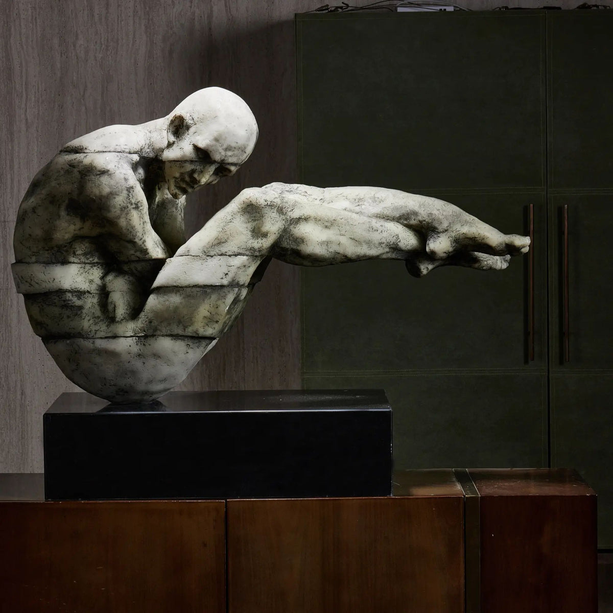 Kunststein-Skulptur - gebeugte Menschenfigur - Kunststein auf Sockel Human Arc