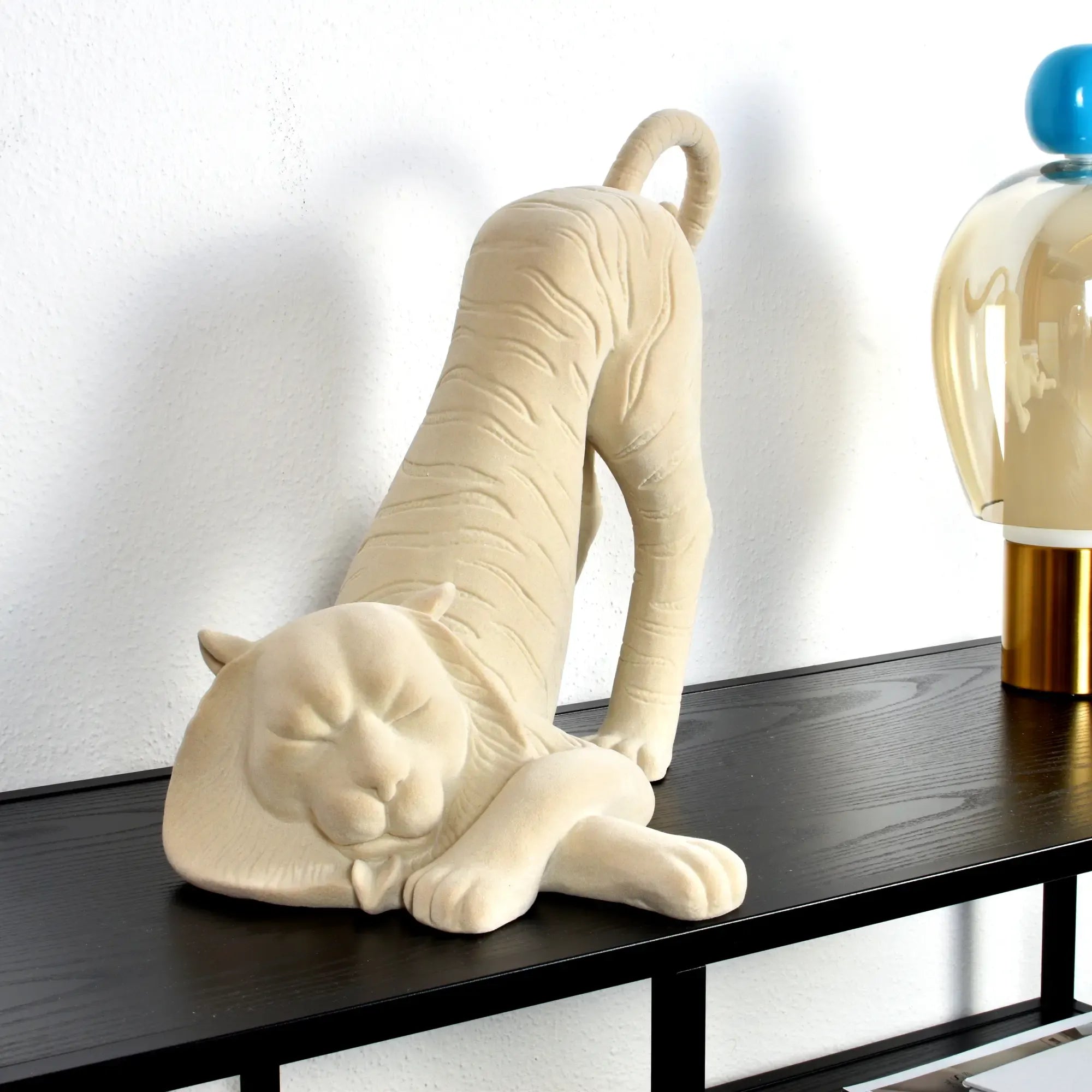 Samtfigur - beflockt - Deko- Designobjekt Figur aus Samt Tiger Sereno
