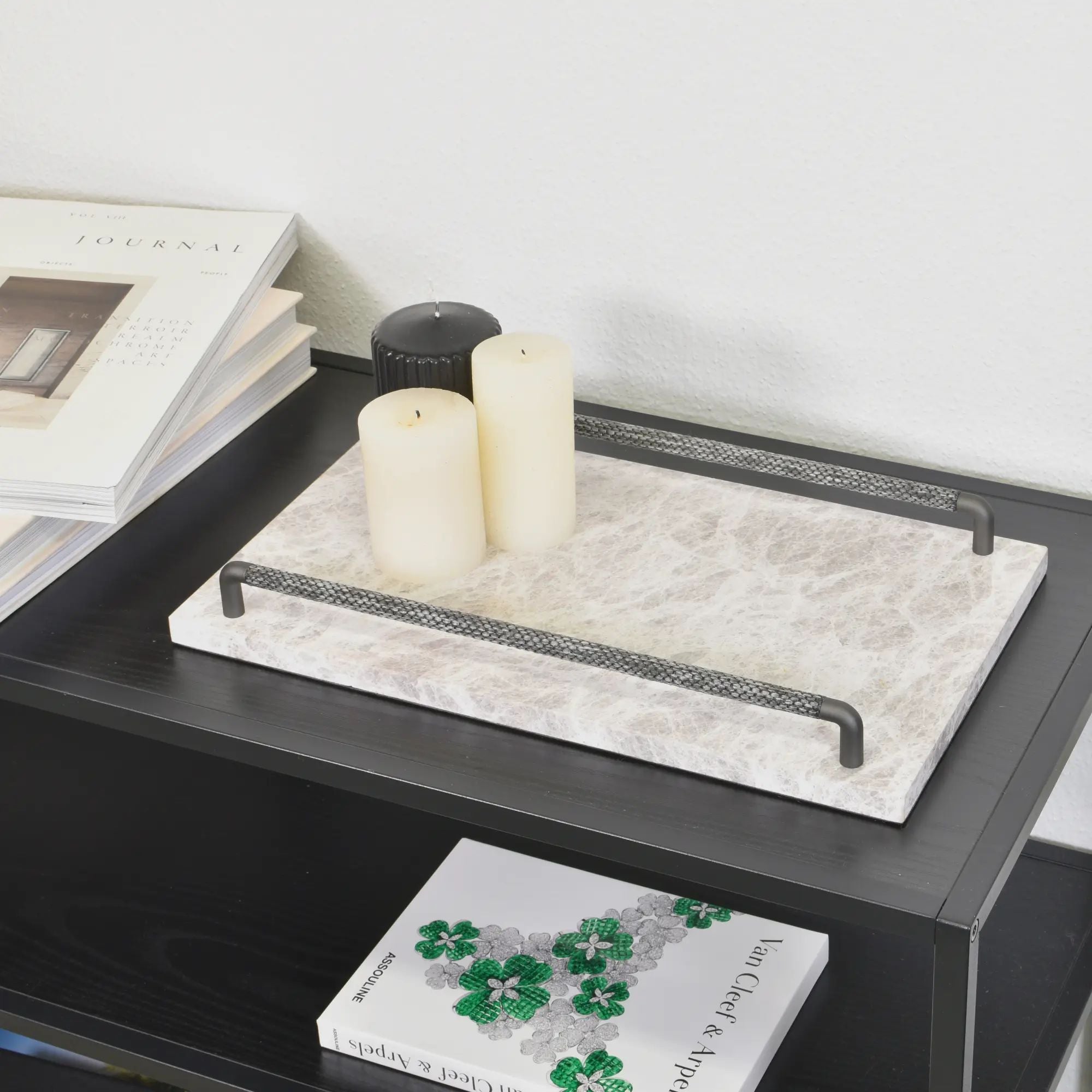 Tablett - Marmor mit Griffleisten - Edles Präsentiertablett – Design Serviertablett Pietra aufgestellt im Interieur