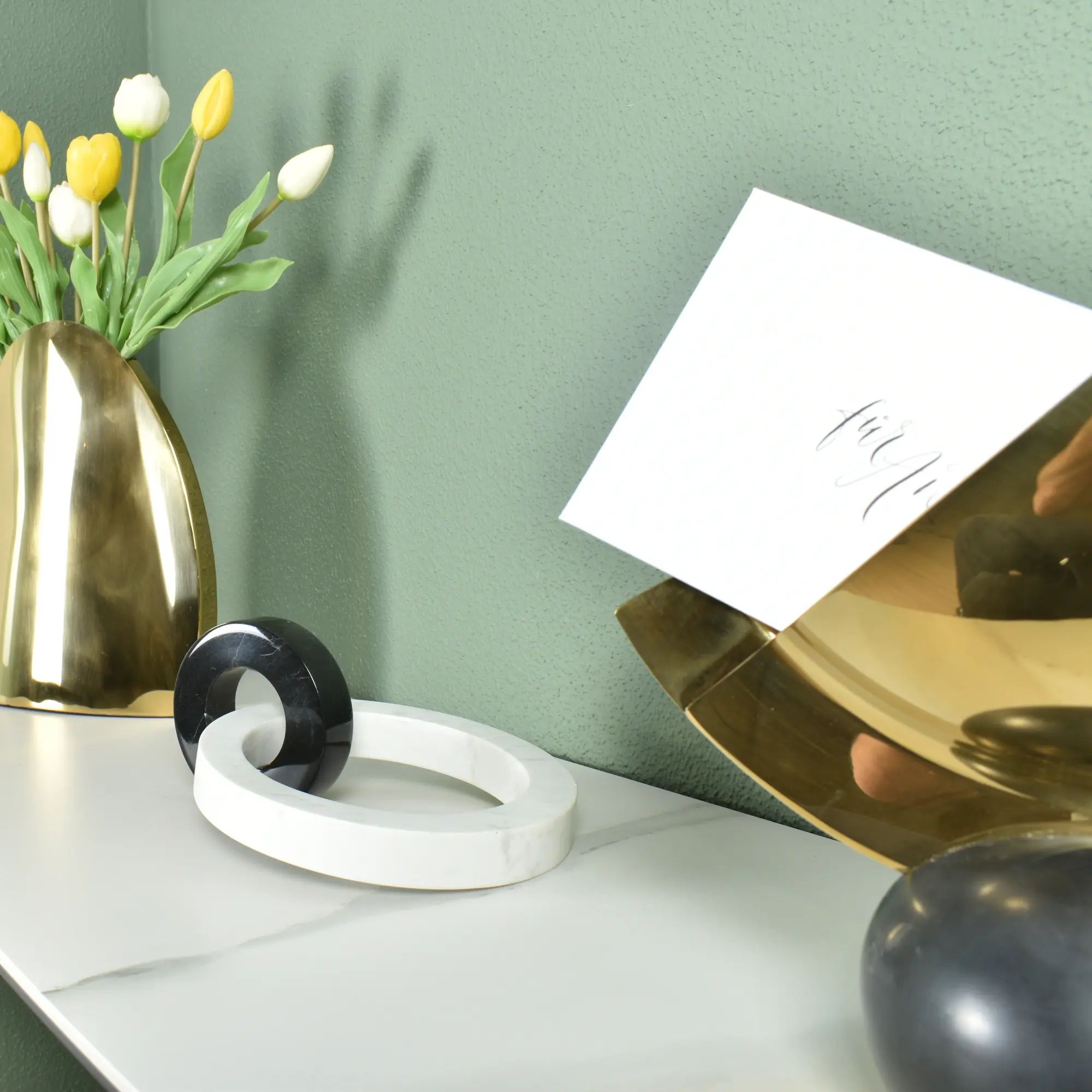 Dekoringe - rund aus Marmor - Modernes Design-Objekt 2 Ringe Deko Unity Rings aufgestellt im Interieur