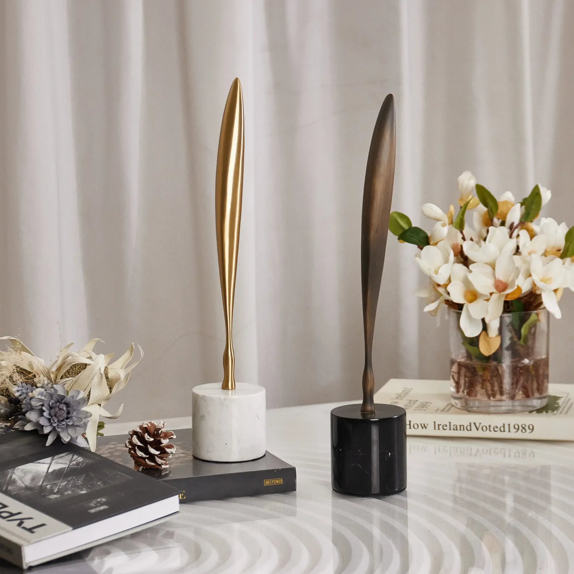 Dekoobjekt - Federform - Edle Messing Tischdeko Dekoskulptur Elegance Sculpt aufgestellt im Interieur