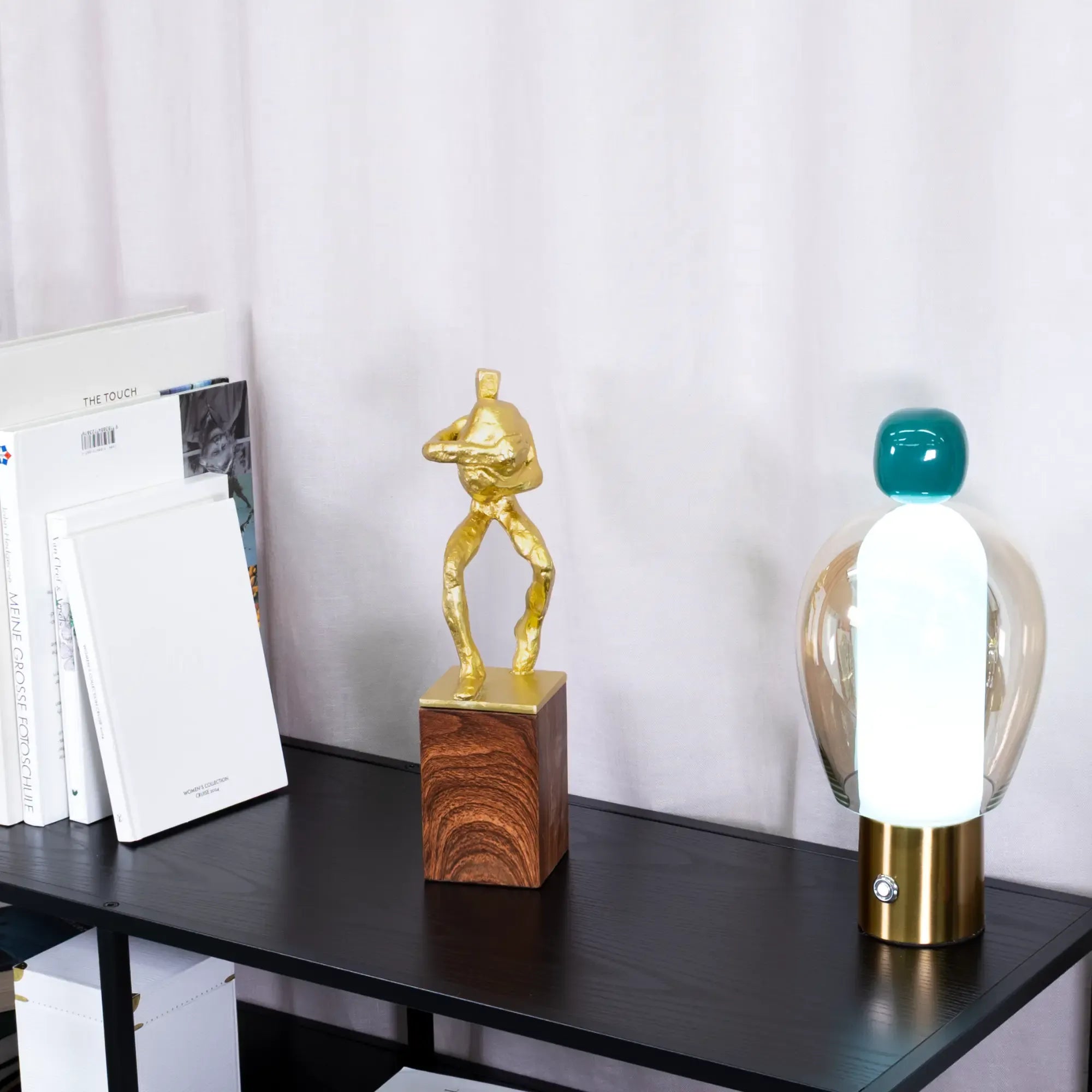 Dekofigur - Skulptur Ausdrucksstarke Tischfigur Fortitudo d’Or aufgestellt im Interieur