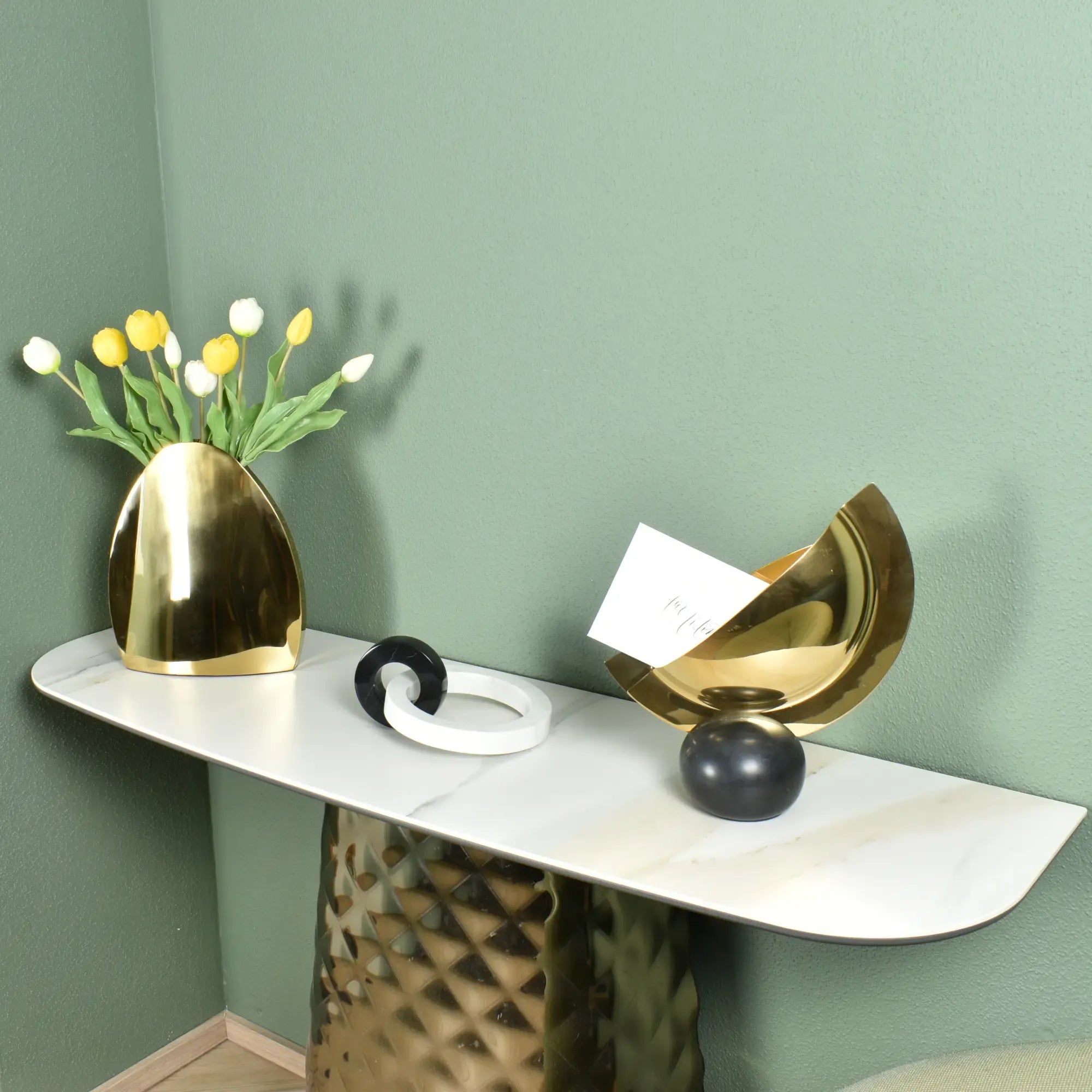 Dekoschale - Tafelaufsatz - Dekoschale auf Marmor Tischvase auf Marmor Mezzaluna aufgestellt im Interieur