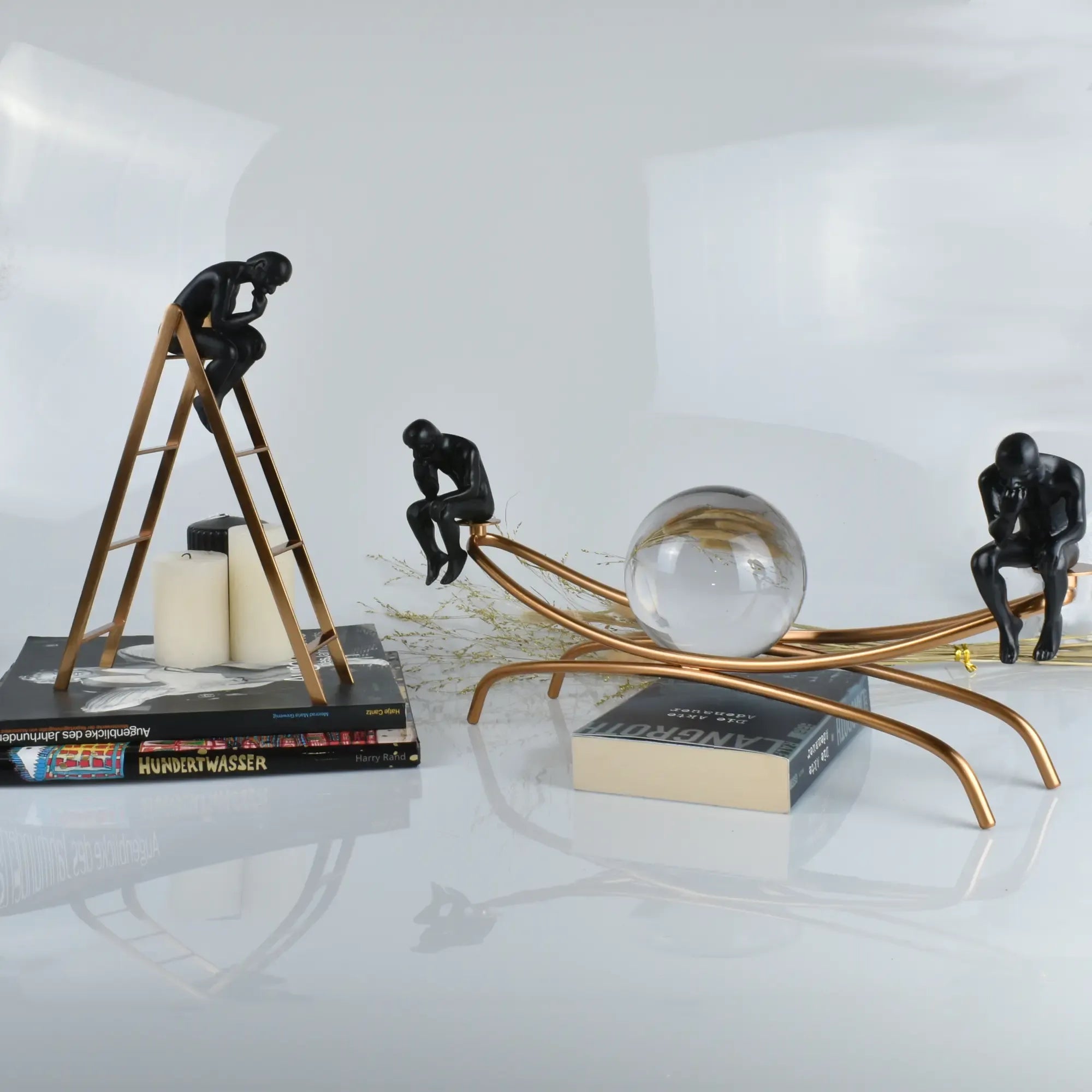 Dekofigur - Zwei Denker mit Glaskugel - Abstrakte Dekoskulptur Rodin Equilibre Antikgold