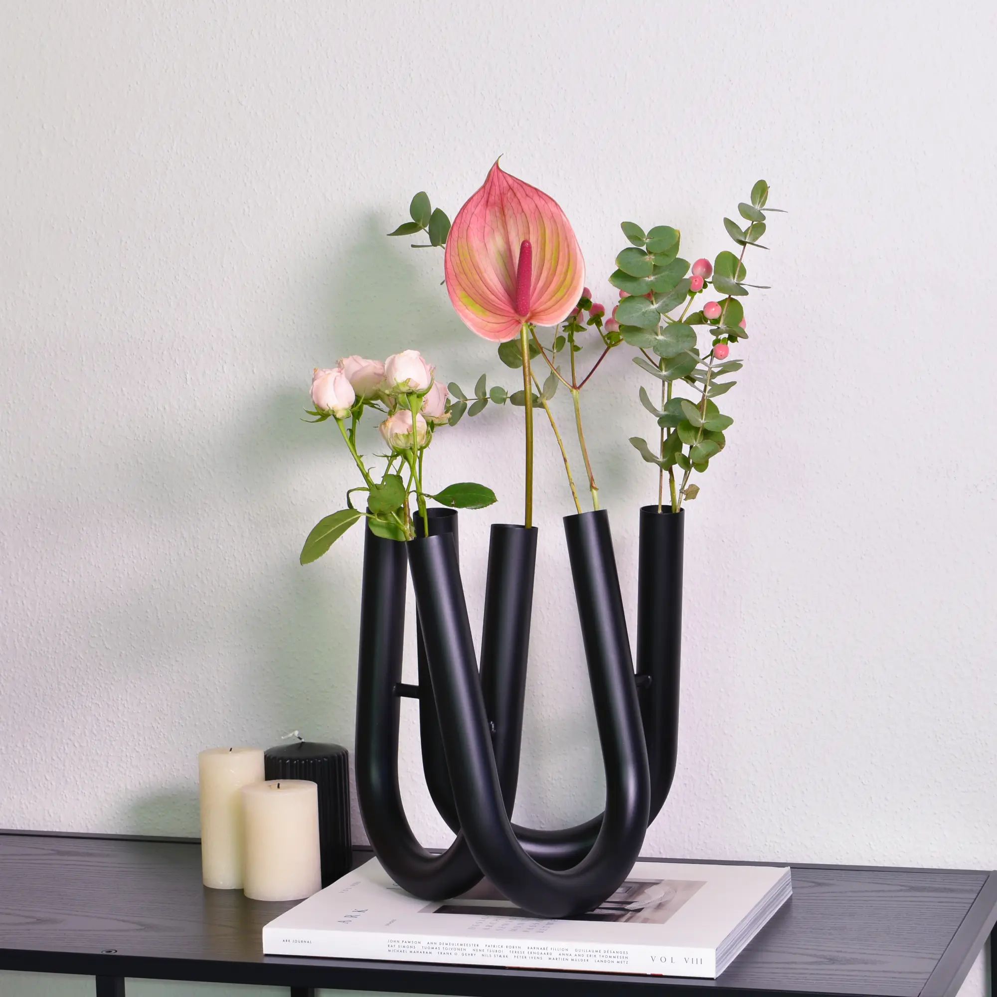 Edelstahlvase - U-Förmig - 6 Öffnungen Tischvase mit 3 Vasenarmen moderne Vaso Eterno aufgestellt im Interieur