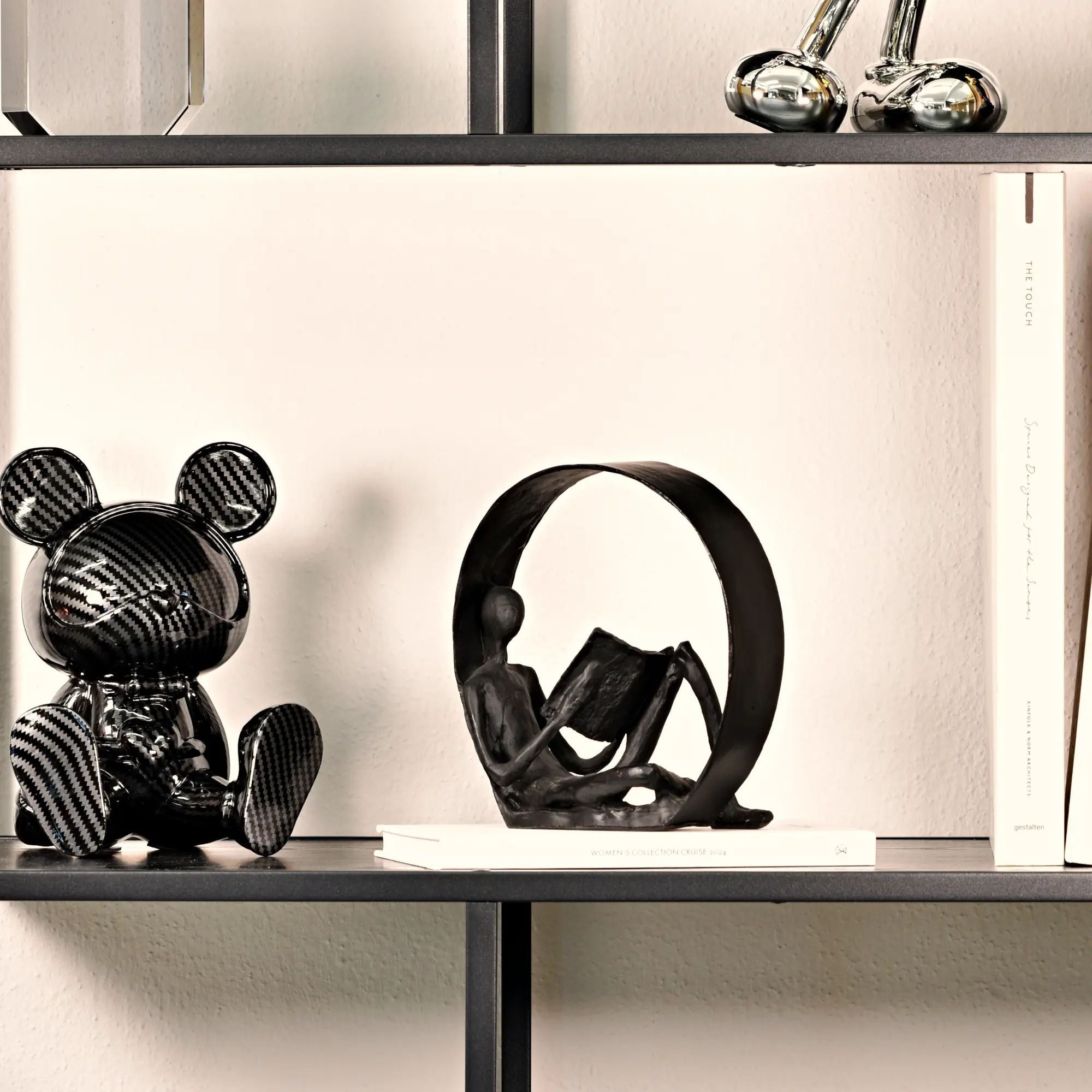 Dekofigur - Skulptur Puristische Kreisfigur Lesender im Ring Orbis Lectio aufgestellt im Interieur