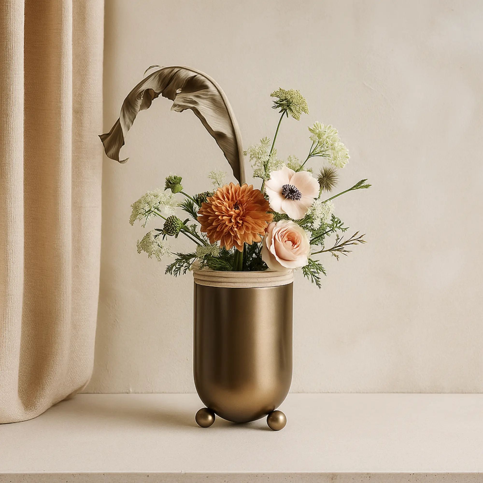 Dekovase - Bronzeoptik rund - Große Tischvase Trockenblumen-Vase Romano aufgestellt im Interieur