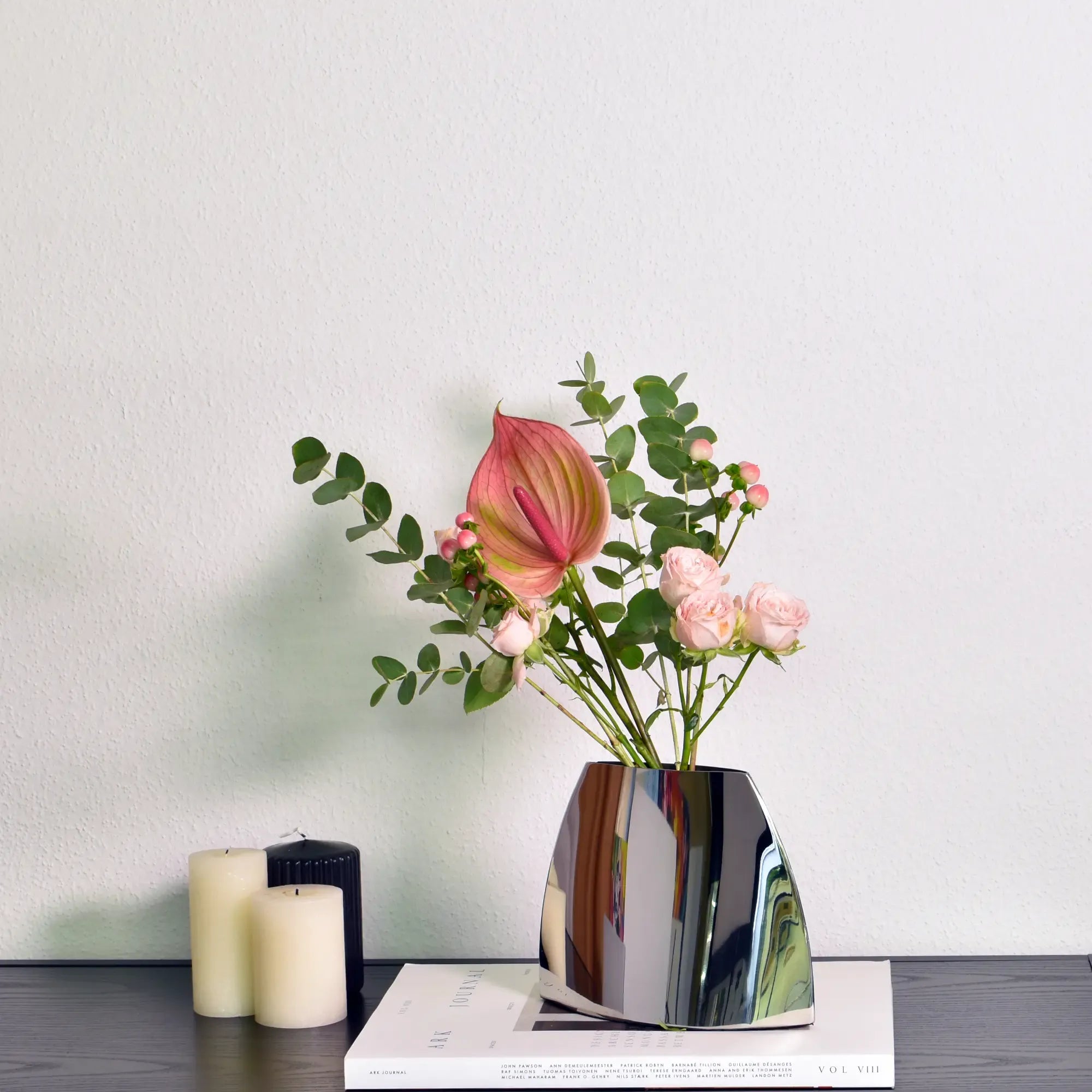 Edelstahlvase - Skulpturale Standvase Forma Argentum aufgestellt im Interieur