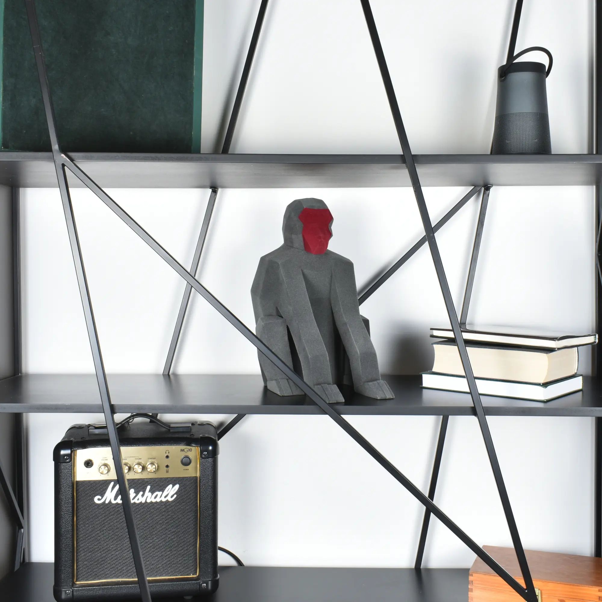 Samtdeko - Gorilla Skulptur - Designobjekt Skulptur aus Samt Mono aufgestellt im Interieur