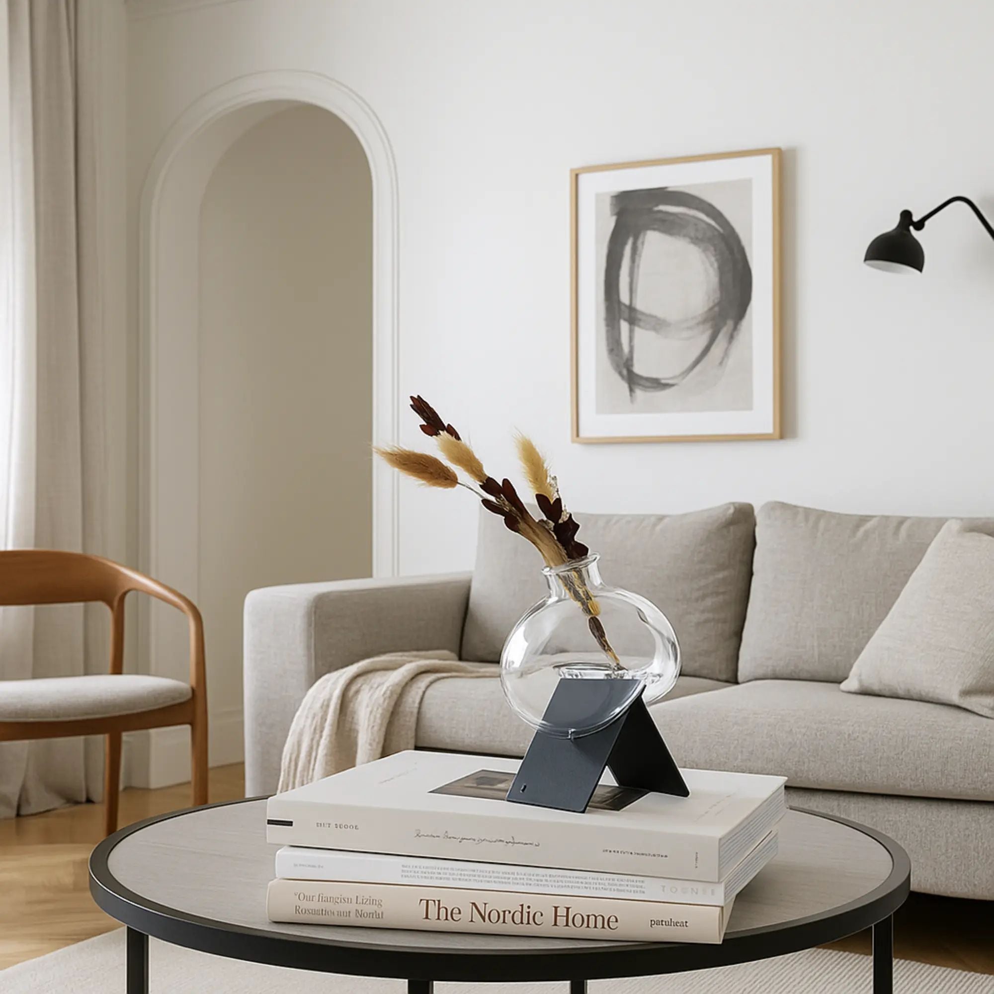 Dekorative-Vase - mit Metallgestell - Tischvase Glasvase für Deko oder Öle Odore aufgestellt im Interieur