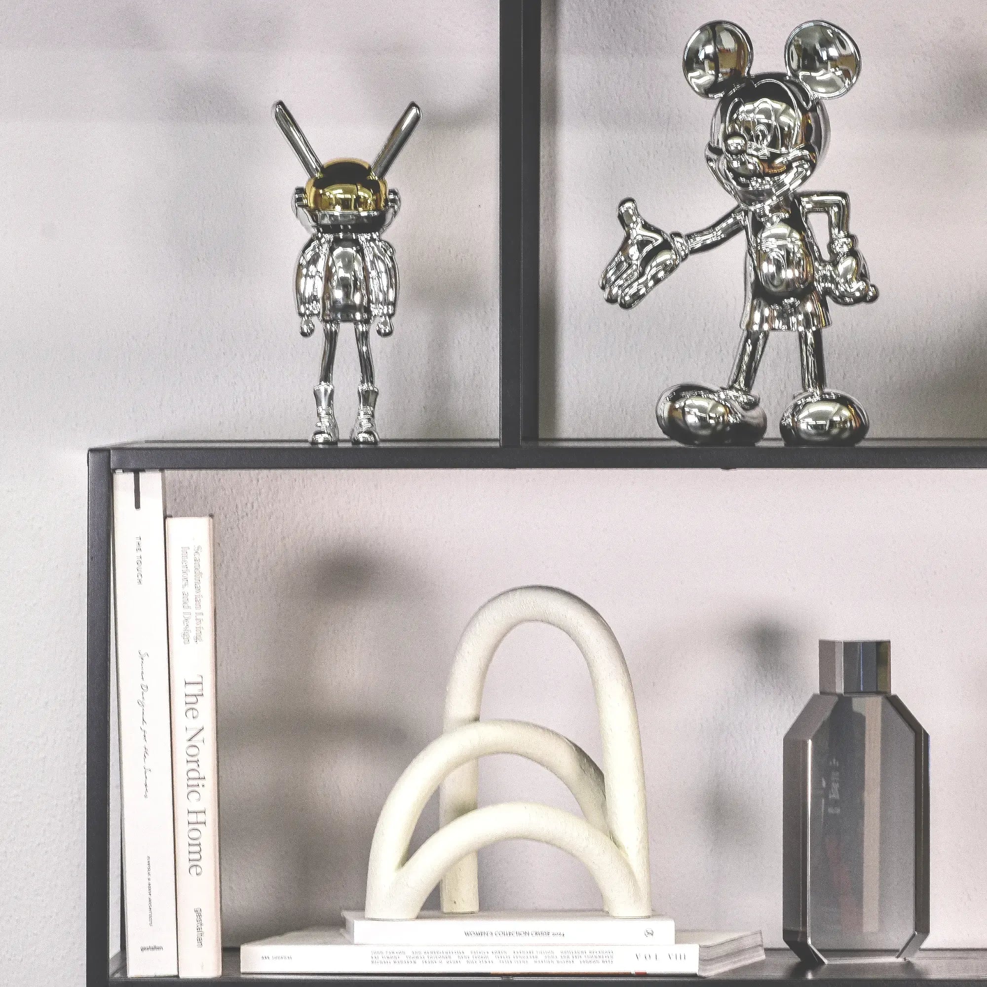 Dekoobjekt - Bogen-Figur – Mineralische Dekoskulptur Off‑White – Designobjekt Arcus aufgestellt im Interieur