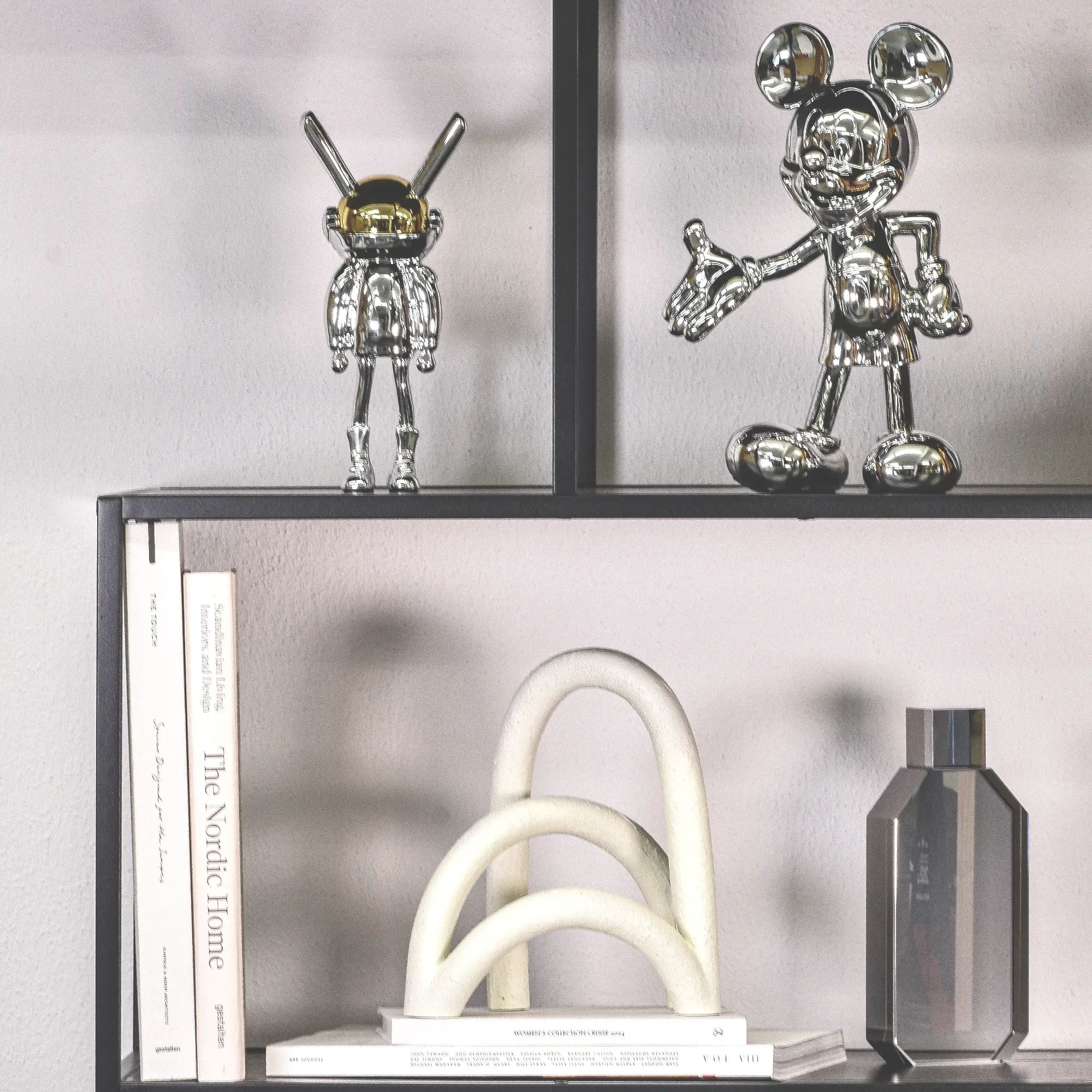 Dekoobjekt - Bogen-Figur – Mineralische Dekoskulptur Off‑White – Designobjekt Arcus aufgestellt im Interieur