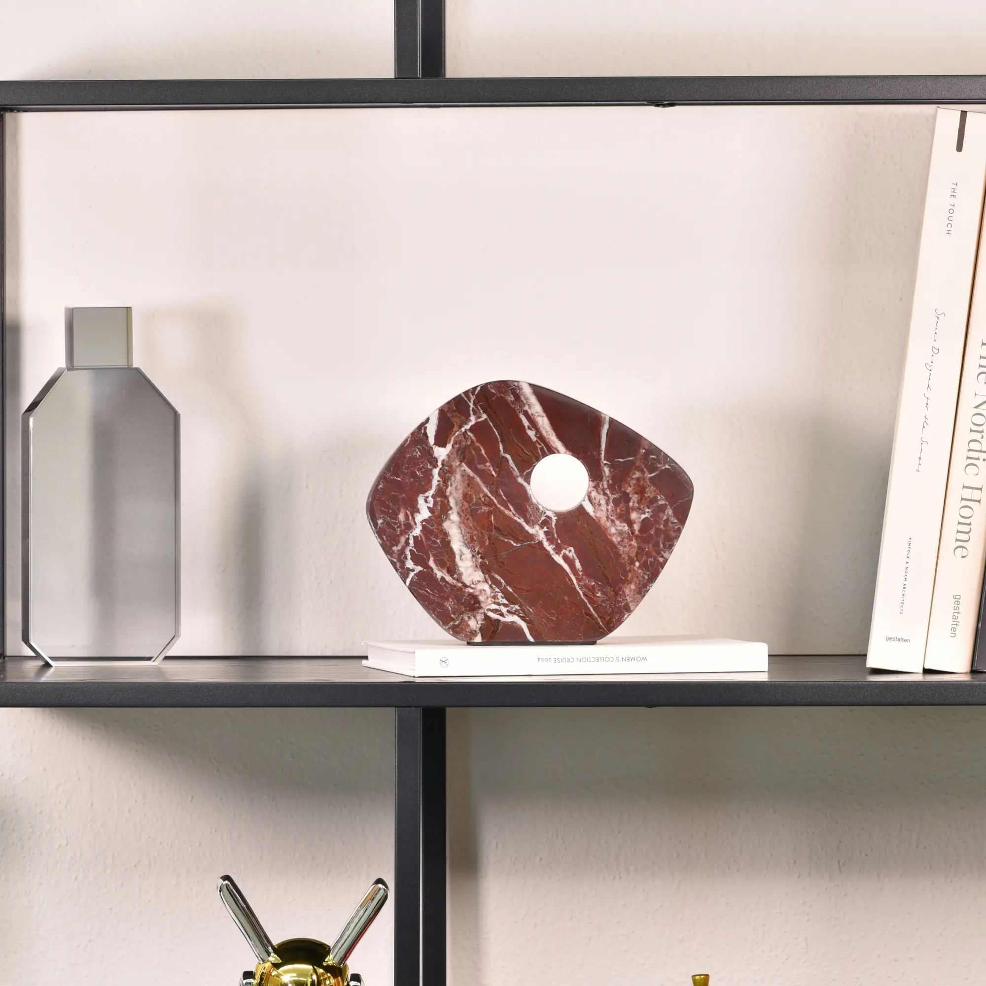 Dekoobjekt - Skulptur Zeitlose Marmorform Circulus Aeternum aufgestellt im Interieur