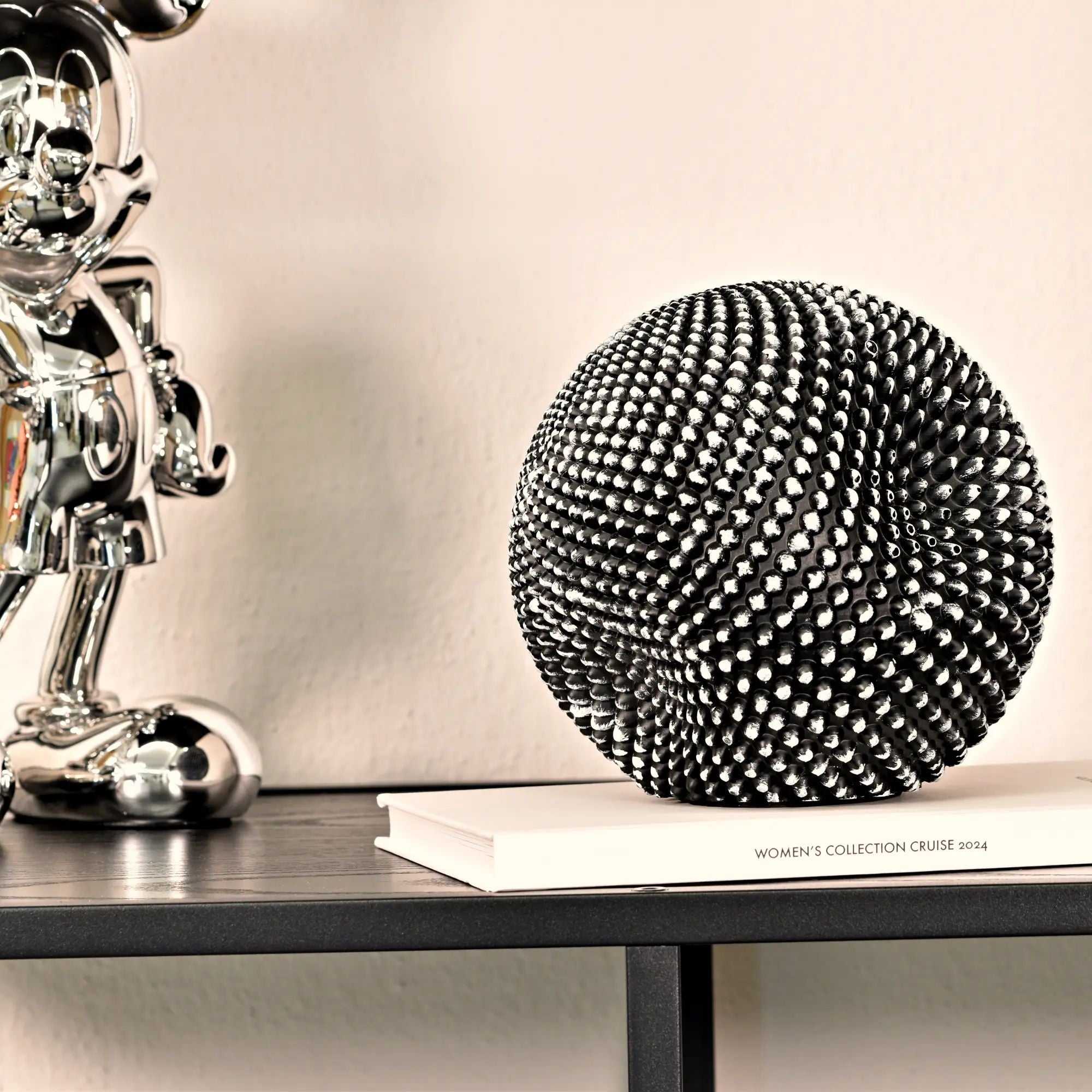 Dekokugel - Geometrische Tischskulptur Orbis Stellata aufgestellt im Interieur