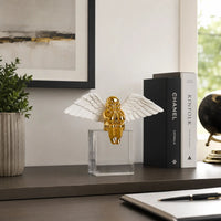 Engelfigur - Skulptur Schwebender Engel – weiß-goldene Keramikfigur auf klarem Acrylsockel – Angélus Aureus