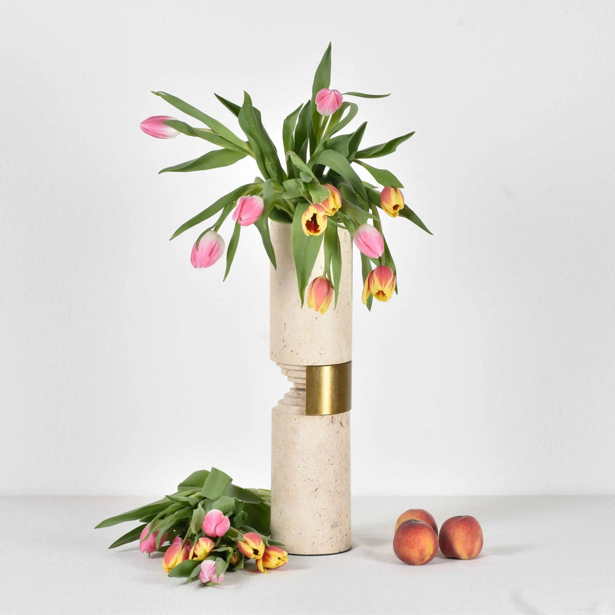 Dekovase - mit Goldakzenten - Große Natursteinvase Travertin Designvase Argos