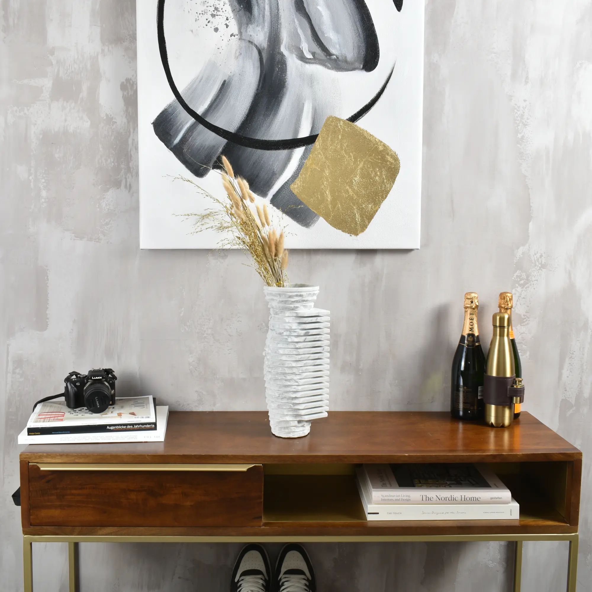 Reliefvase - Asymmetrische Naturstein Vase - Marmor Deko Vase Strata aufgestellt im Interieur
