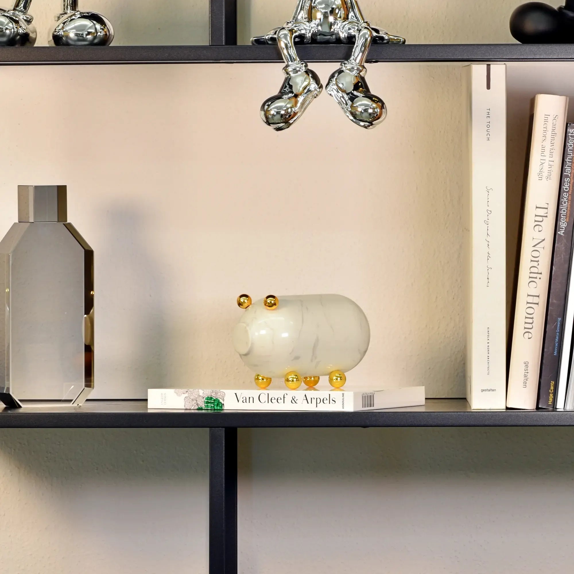 Tierfigur - Skulpturales Designobjekt Pop-Statement Orbis Doré aufgestellt im Interieur