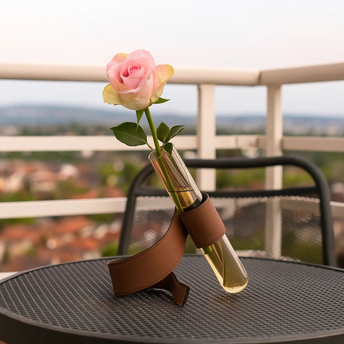 Vase - Reagenzglas Optik mit Leder - Blumengefäß Minimalistische Röhrenform Aurea Cintura