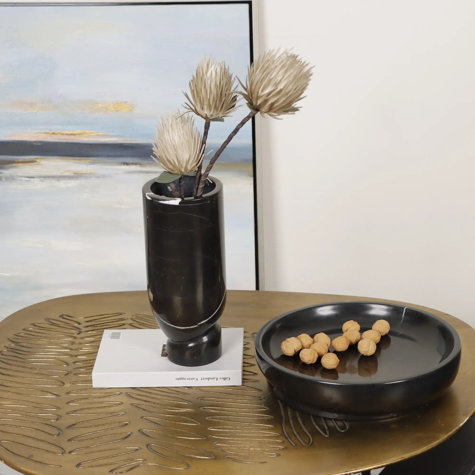 Marmorvase - mit verdrehtem Fuß - Schlichte elegante schwere Designer Marmor Tischvase Élan Noir aufgestellt im Interieur