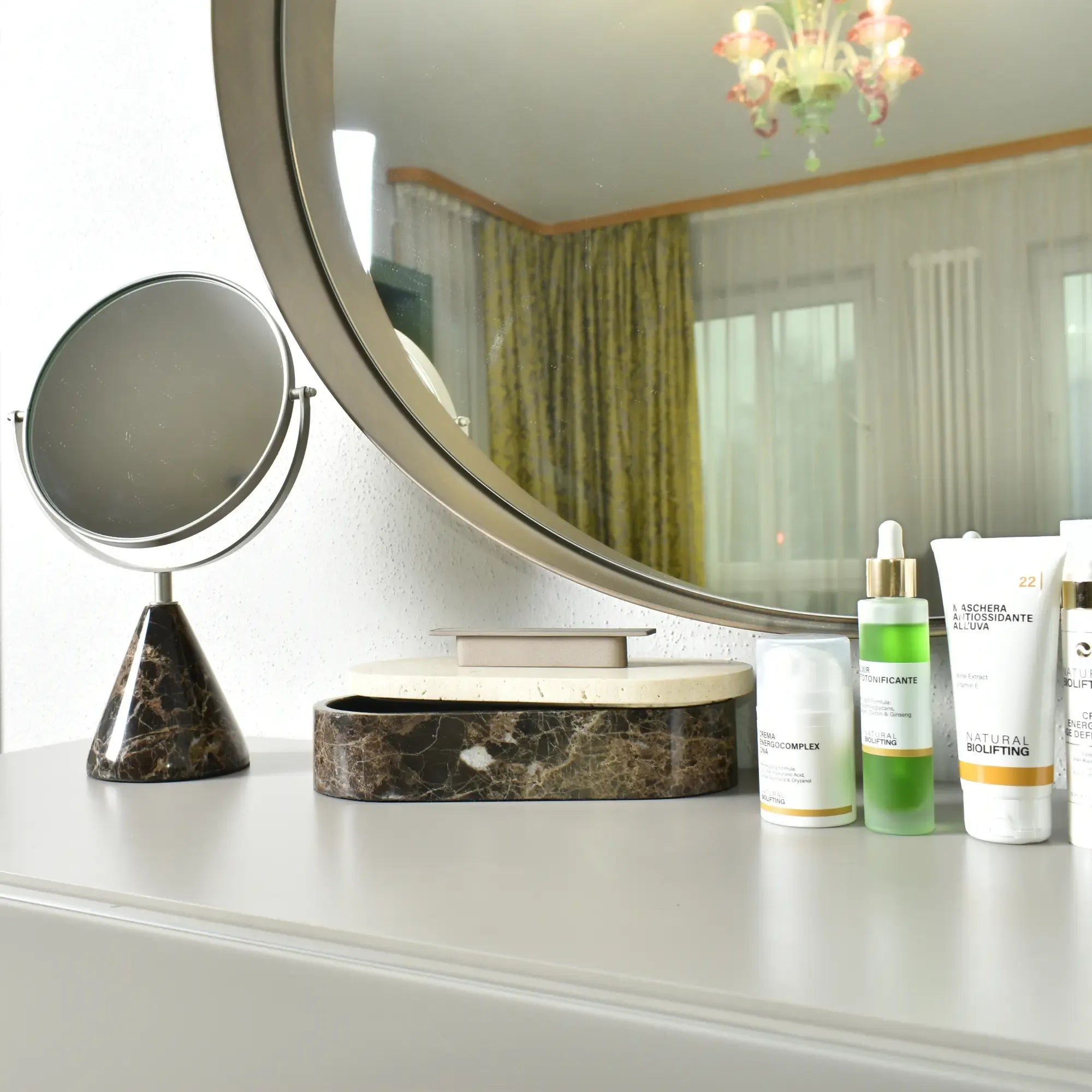 Marmordose - oval mit Deckel - Marmor-Schmuckkästchen schöne Box Roma Duo aufgestellt im Interieur