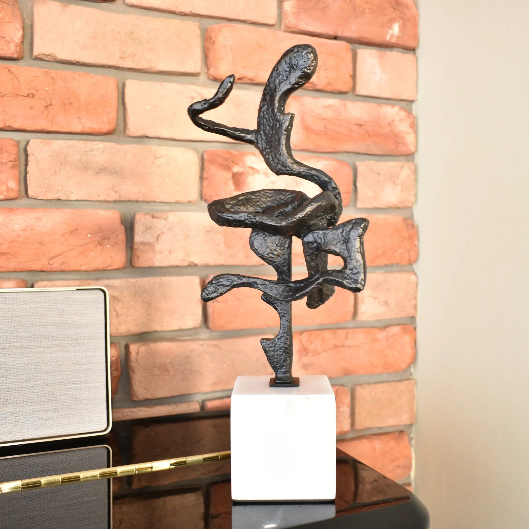 Salsafigur - auf Marmorfuß - Deko-Objekt edle Stahlskulptur Salsa aufgestellt im Interieur