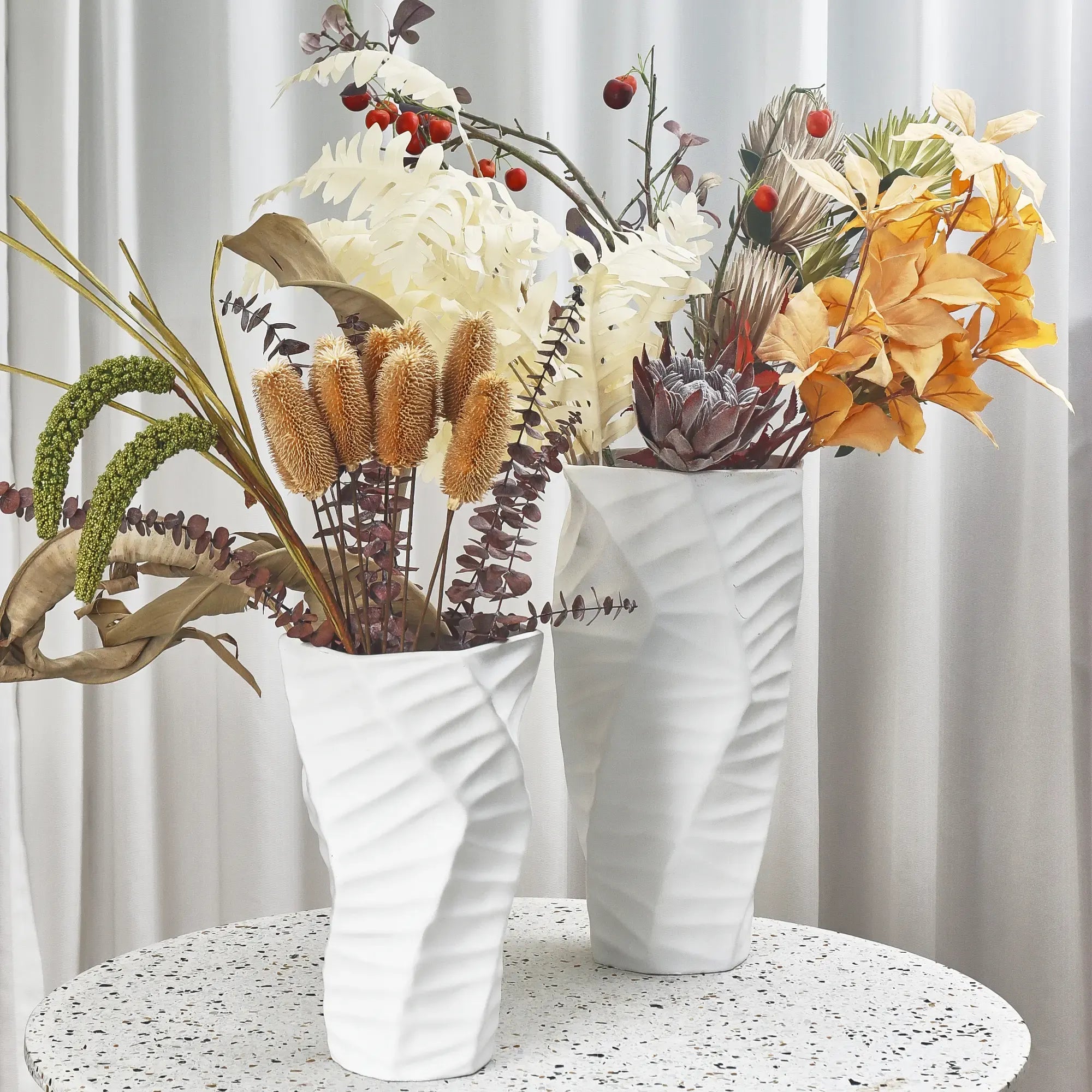 Tischvase - Keramikoptik - Große Standvase Struktur Wellenvase Vasi Duo aufgestellt im Interieur