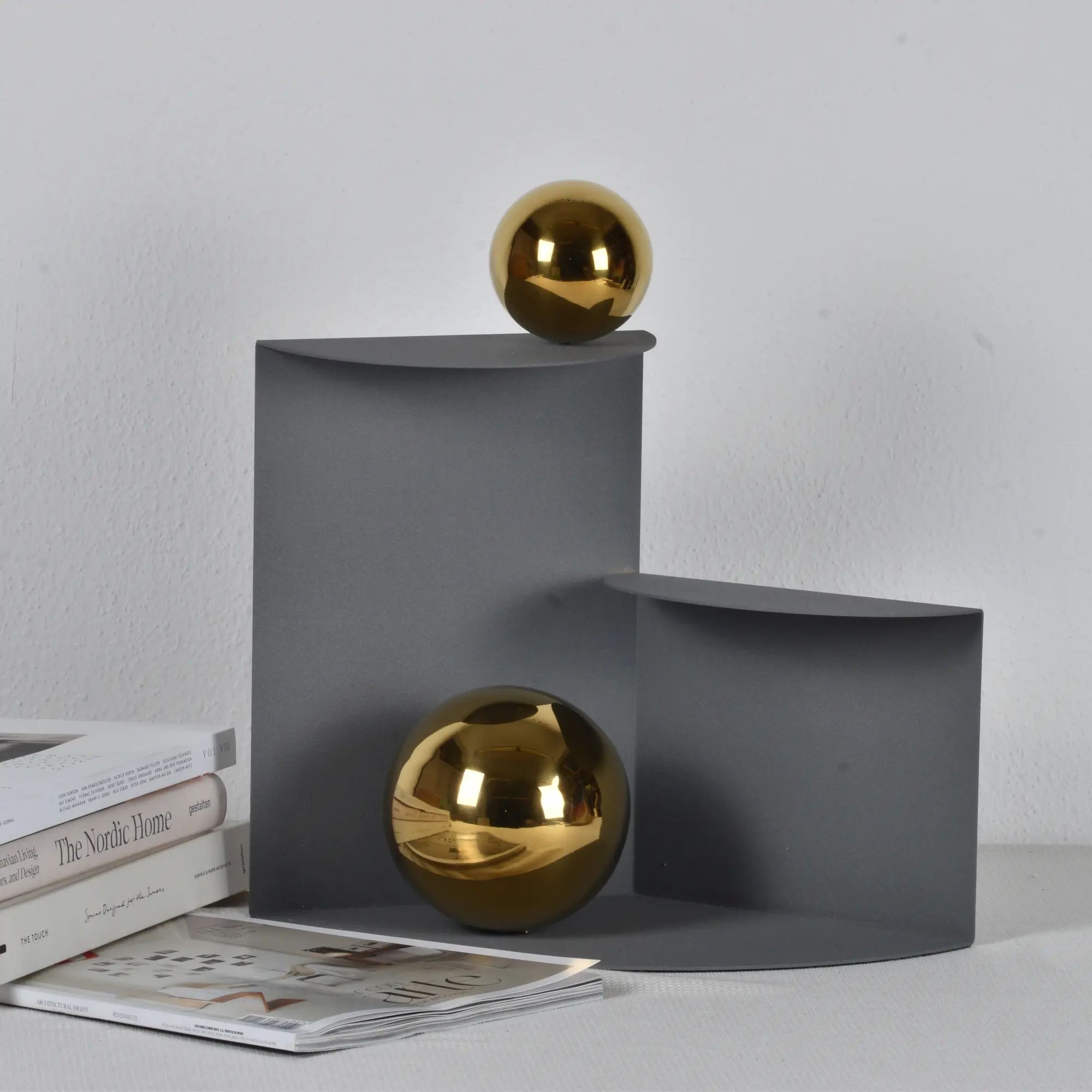 Dekoobjekt - mit Goldkugeln - Dekoskulptur Regal- und Tischdeko Metall Géométrique aufgestellt im Interieur